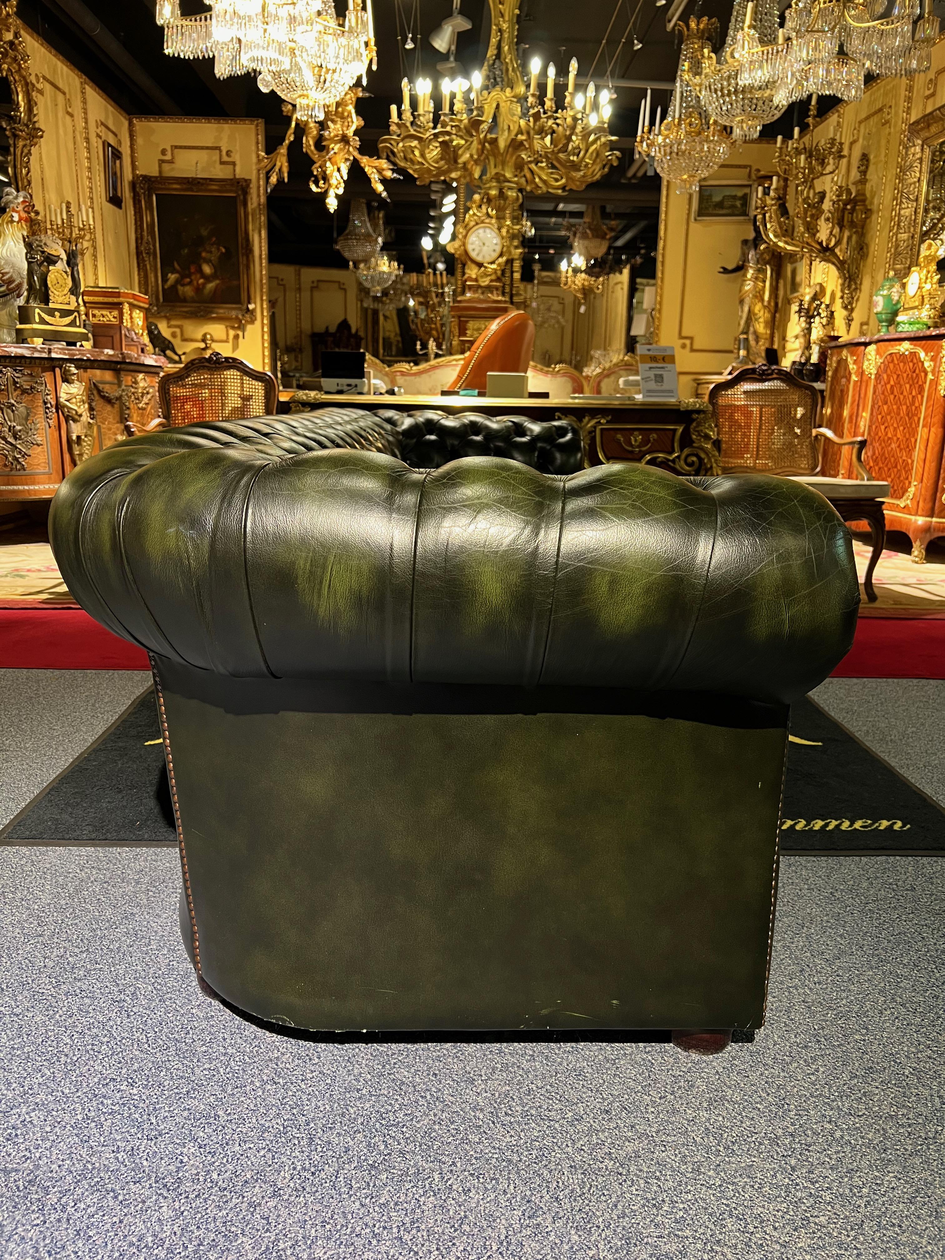 Original vintage English Dark Green Chesterfield Leather Windsor 4-Seater Sofa For Sale 6