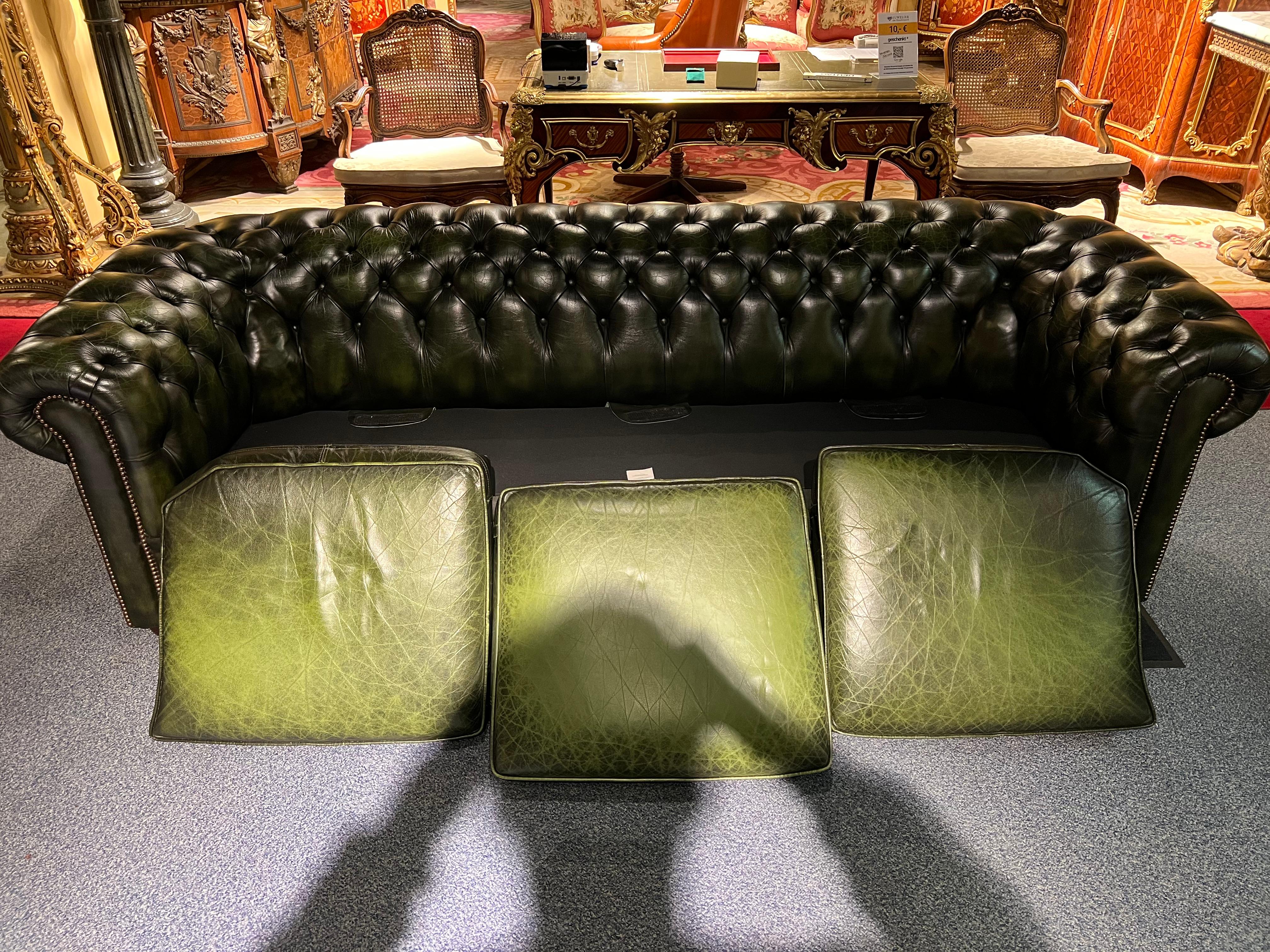 Original vintage English Dark Green Chesterfield Leather Windsor 4-Seater Sofa For Sale 10