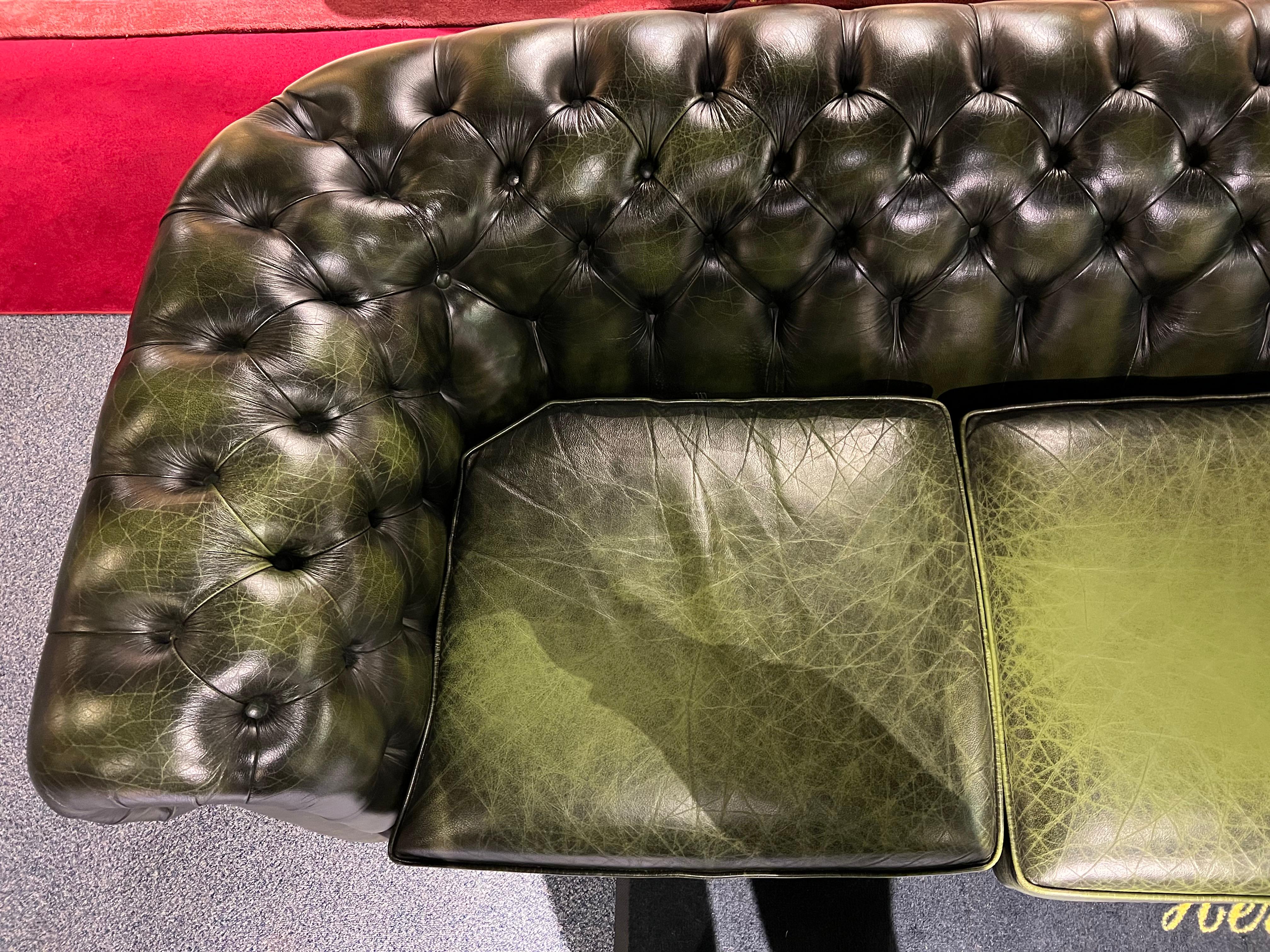 Original vintage English Dark Green Chesterfield Leather Windsor 4-Seater Sofa In Good Condition For Sale In Berlin, DE