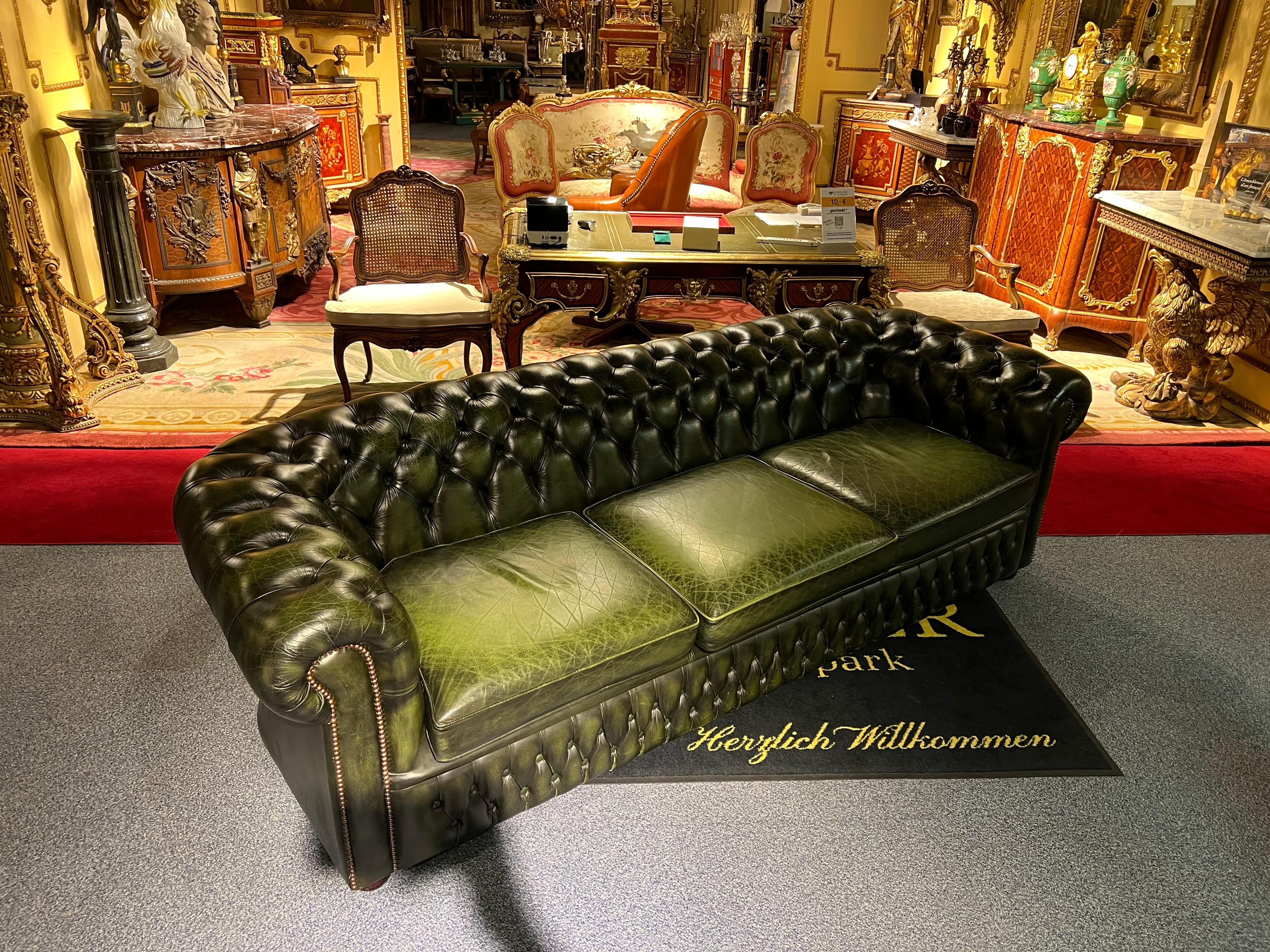 Original vintage English Dark Green Chesterfield Leather Windsor 4-Seater Sofa For Sale 1