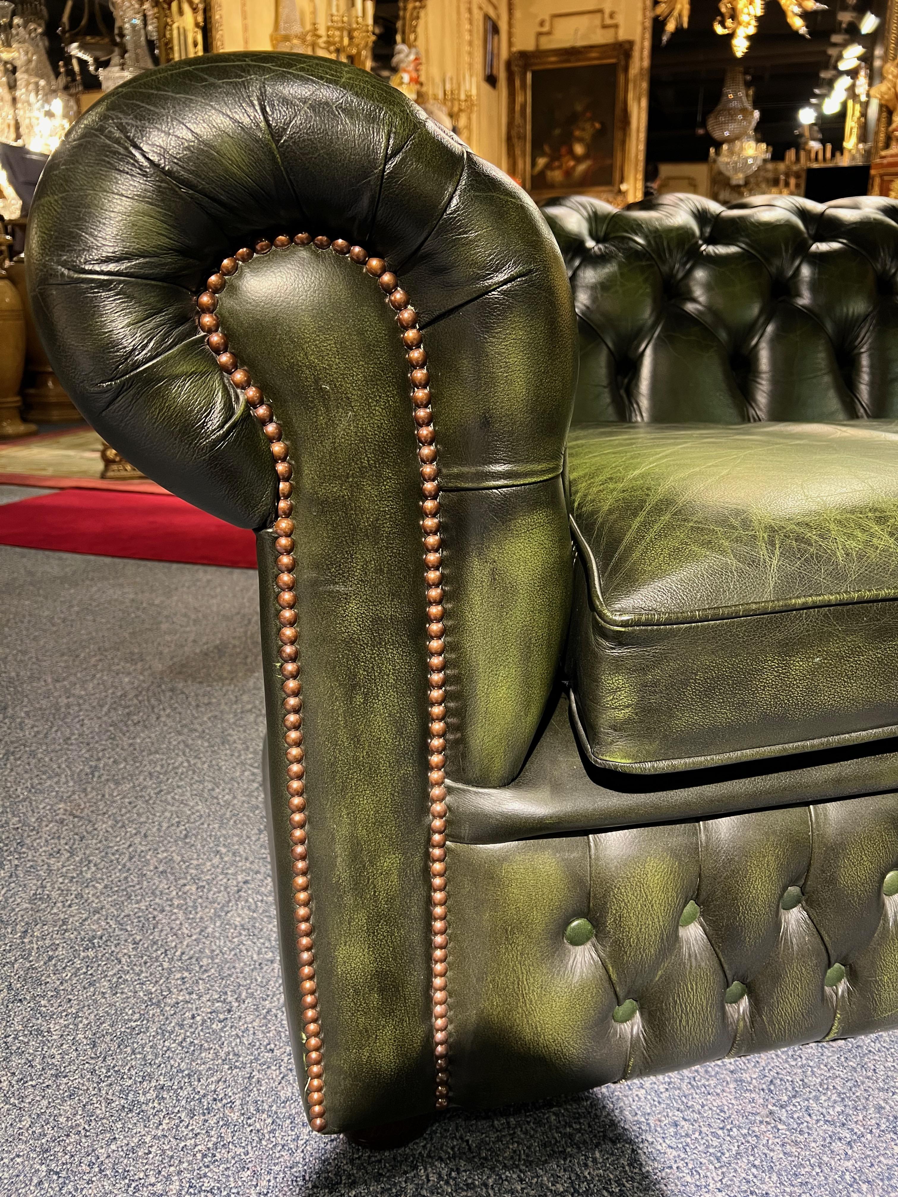 Original vintage English Dark Green Chesterfield Leather Windsor 4-Seater Sofa For Sale 2