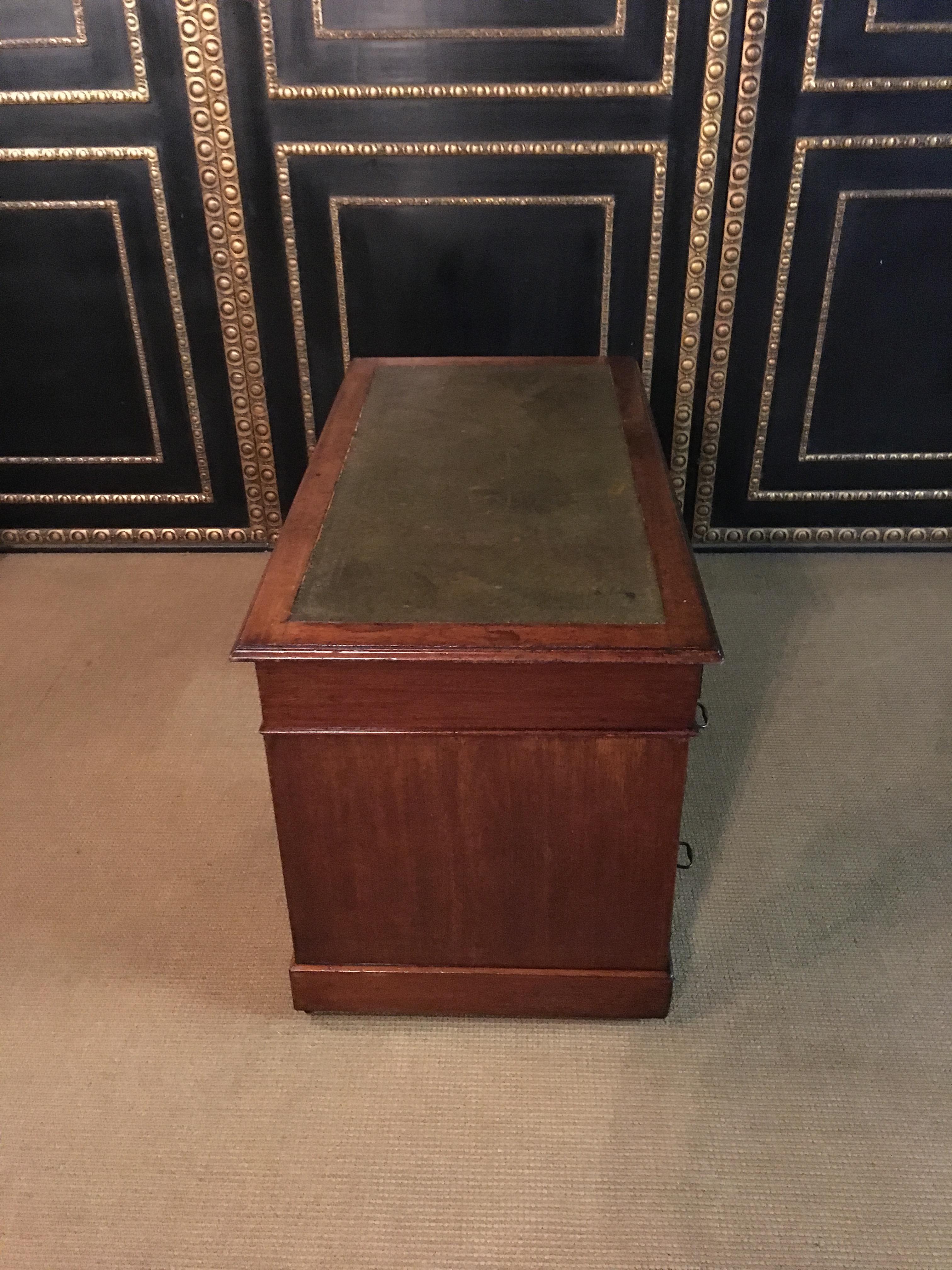 Original English Desk with Leather Plate In Good Condition In Berlin, DE