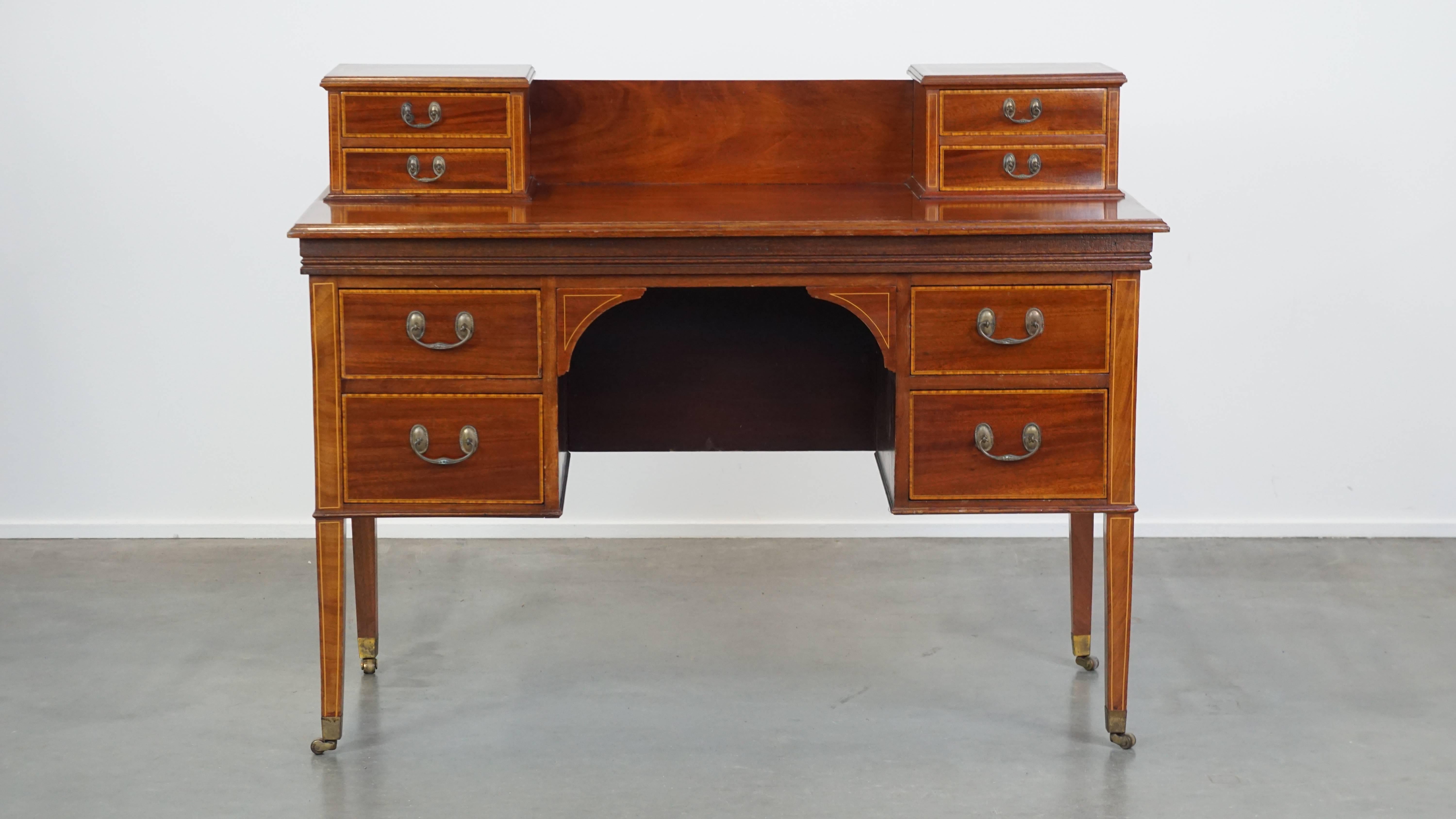 In offerta questa bellissima, elegante e originale scrivania in stile impero inglese della fine del XIX secolo con un bellissimo intarsio in legno.

Questa bellissima scrivania Impero inglese della fine del XIX secolo, realizzata in legno, non è