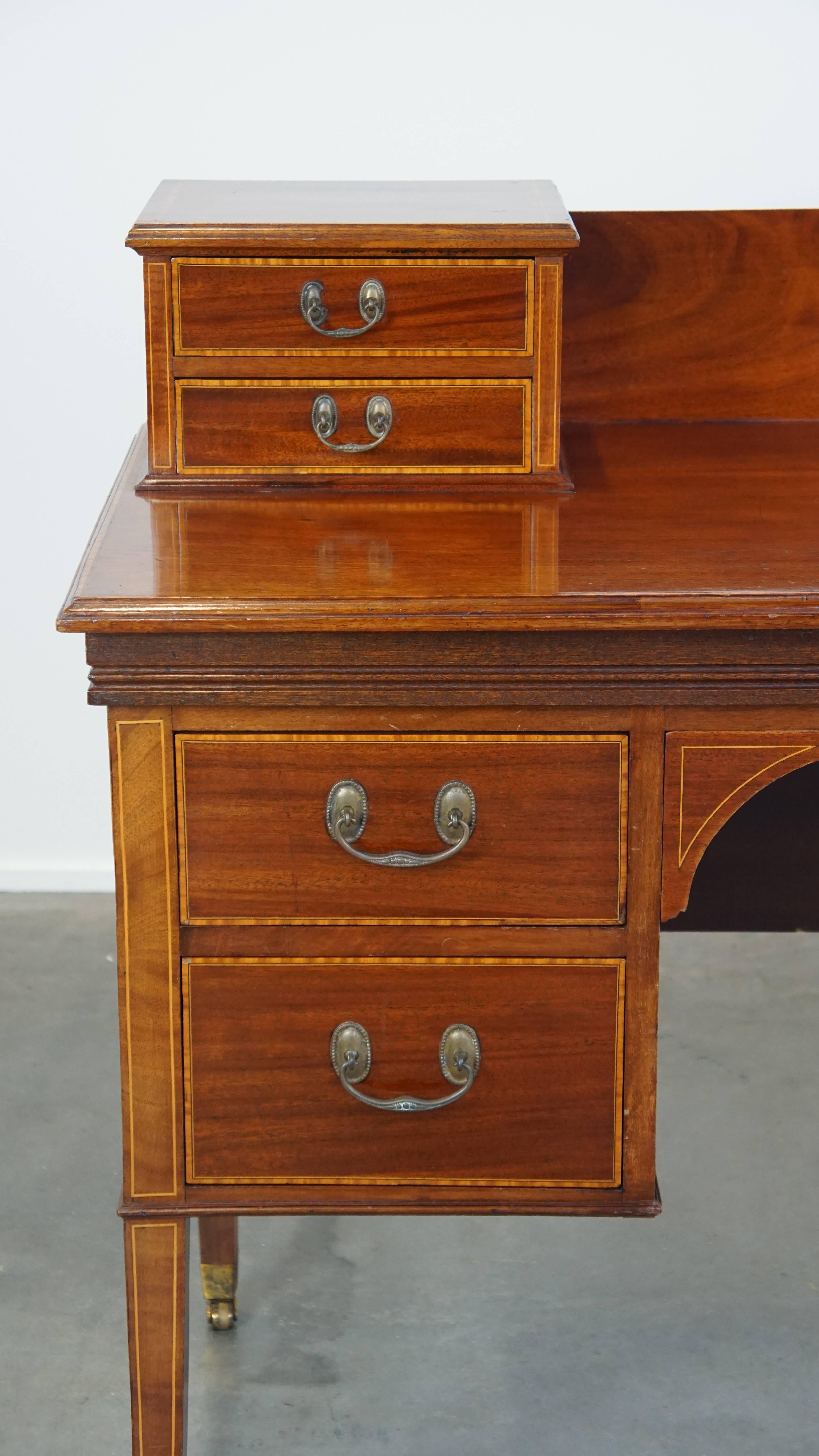 Scrivania originale in stile impero inglese con bellissimi intarsi in legno, XIX secolo. in vendita 2