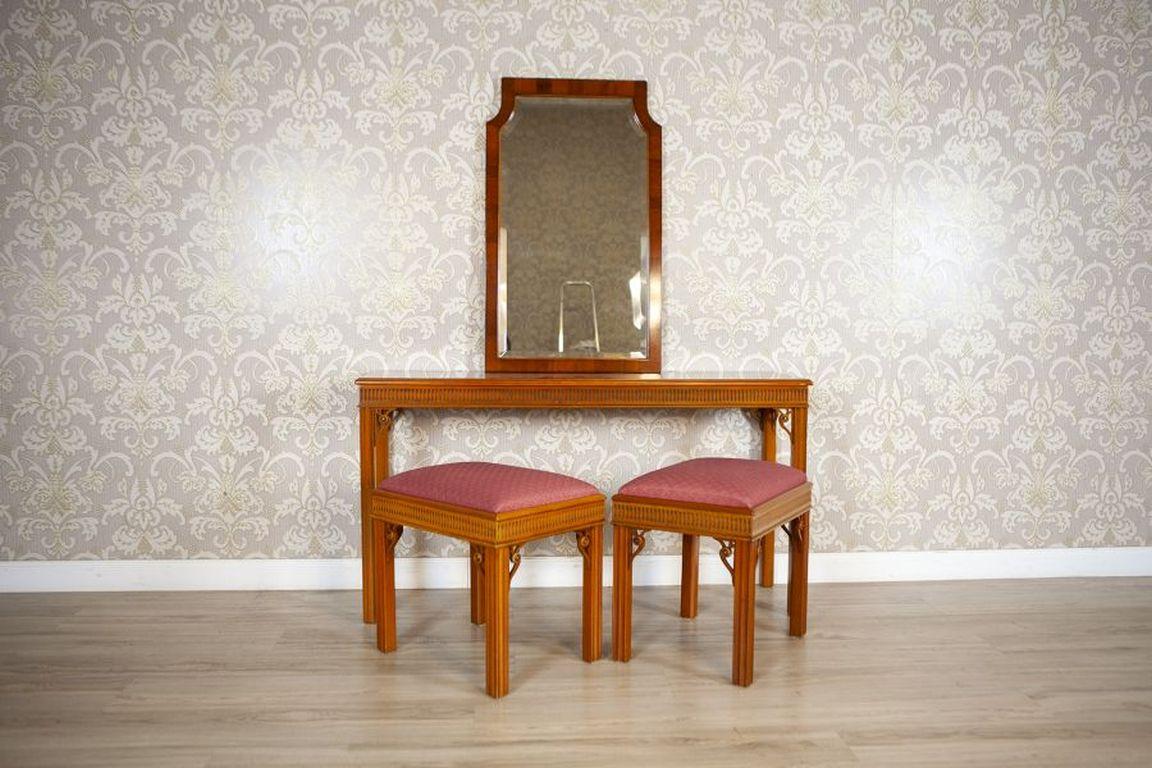 Ensemble anglais d'ameublement Heldense du 20ème siècle

L'ensemble se compose d'une table, de deux tabourets à l'assise rembourrée et d'un miroir. L'ensemble est daté de la seconde moitié du XXe siècle. Très bonnes conditions.

Dimensions en cm