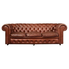 Original English Large Leather Chesterfield Sofa with Shepherd Wheels (Canapé Chesterfield en cuir avec roues de berger) 