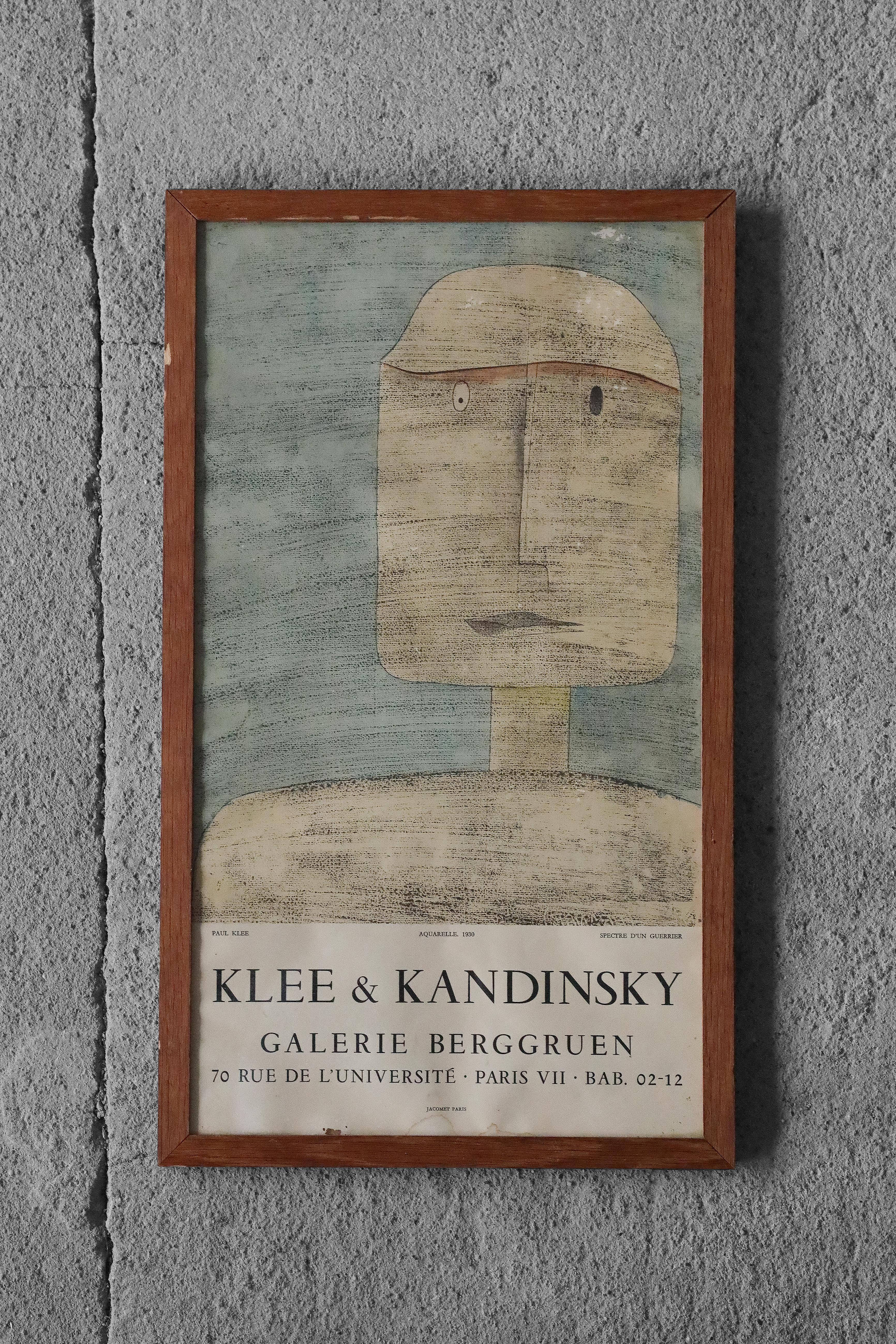 Affiche originale des années 1960 de la prestigieuse Galerie Berggruen à Paris, imprimée à l'occasion de l'exposition d'œuvres de Paul Klee et de Wassily Kandinsky. L'affiche présente l'aquarelle Spectre d'un Guerrier de Paul Klee datant de 1930.