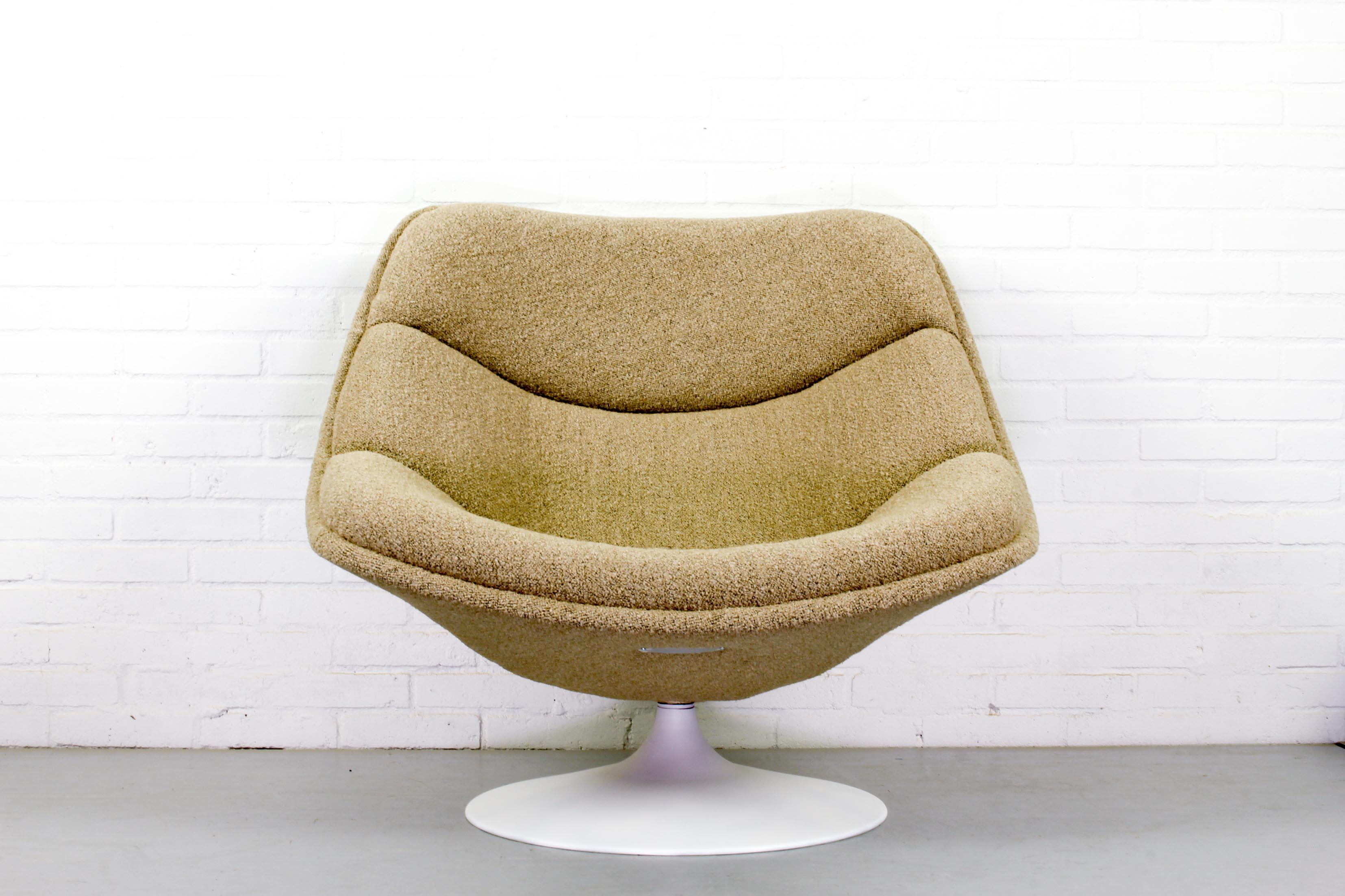 An original F557 swivel lounge chair by Pierre Paulin for Artifort, 1960s. This chair has a plastic base and is reupholstered in high quality bouclé fabric (Designtex Lambert color: Latte bouclé). Precursor of the globe chair, this chair is no