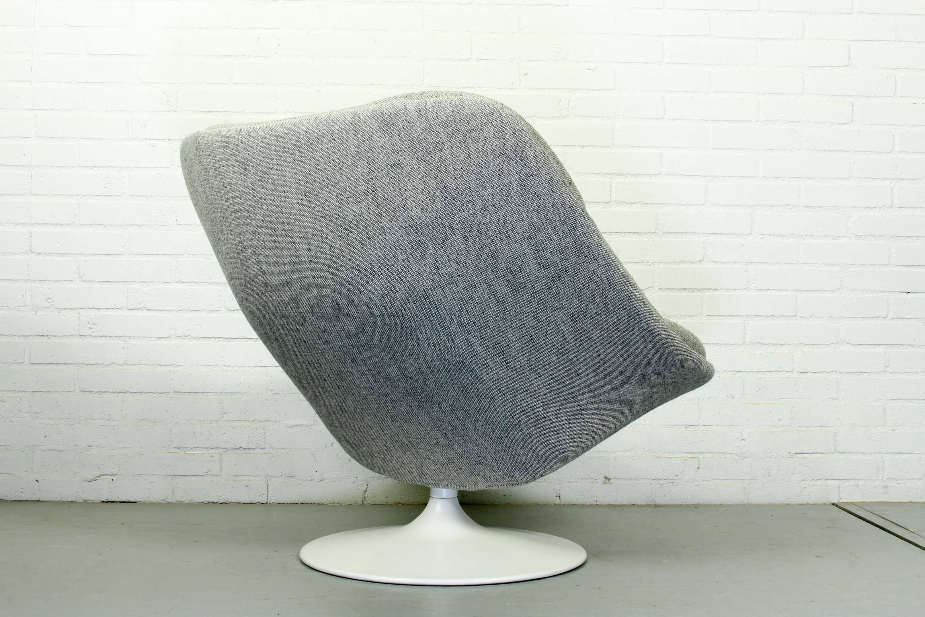An original F557 swivel lounge chair by Pierre Paulin for Artifort, 1960s. This chair has a metal base and is reupholstered in high quality Kvadrat Hallingdal in white/grey. Precursor of the globe chair, this chair is no longer manufactured and was