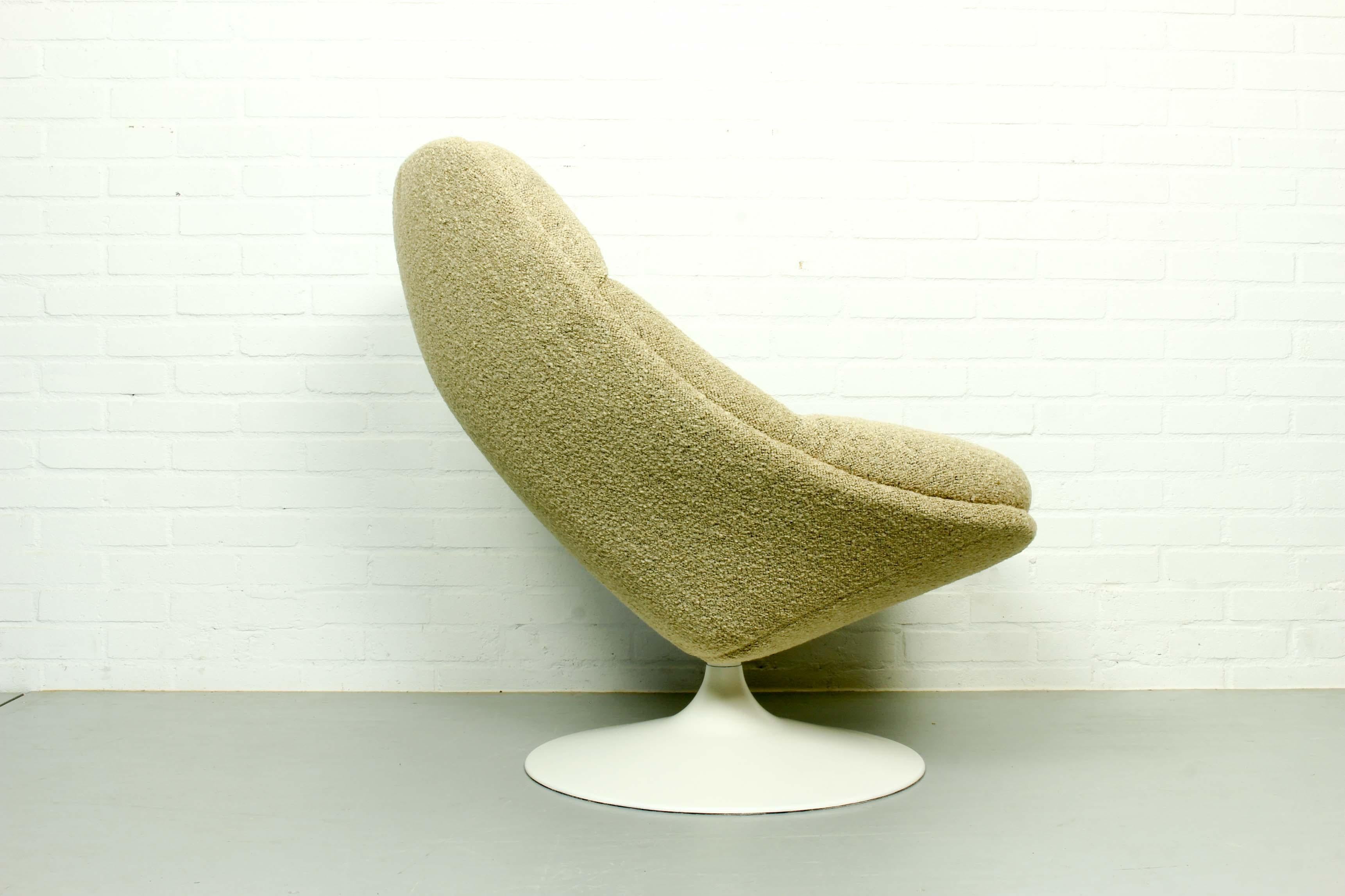 An original F557 swivel lounge chair by Pierre Paulin for Artifort, 1960s. This chair is reupholstered in neutral colored bouclé fabric (Designtex Lambert color: Latte bouclé). Precursor of the globe chair, this chair is no longer manufactured and