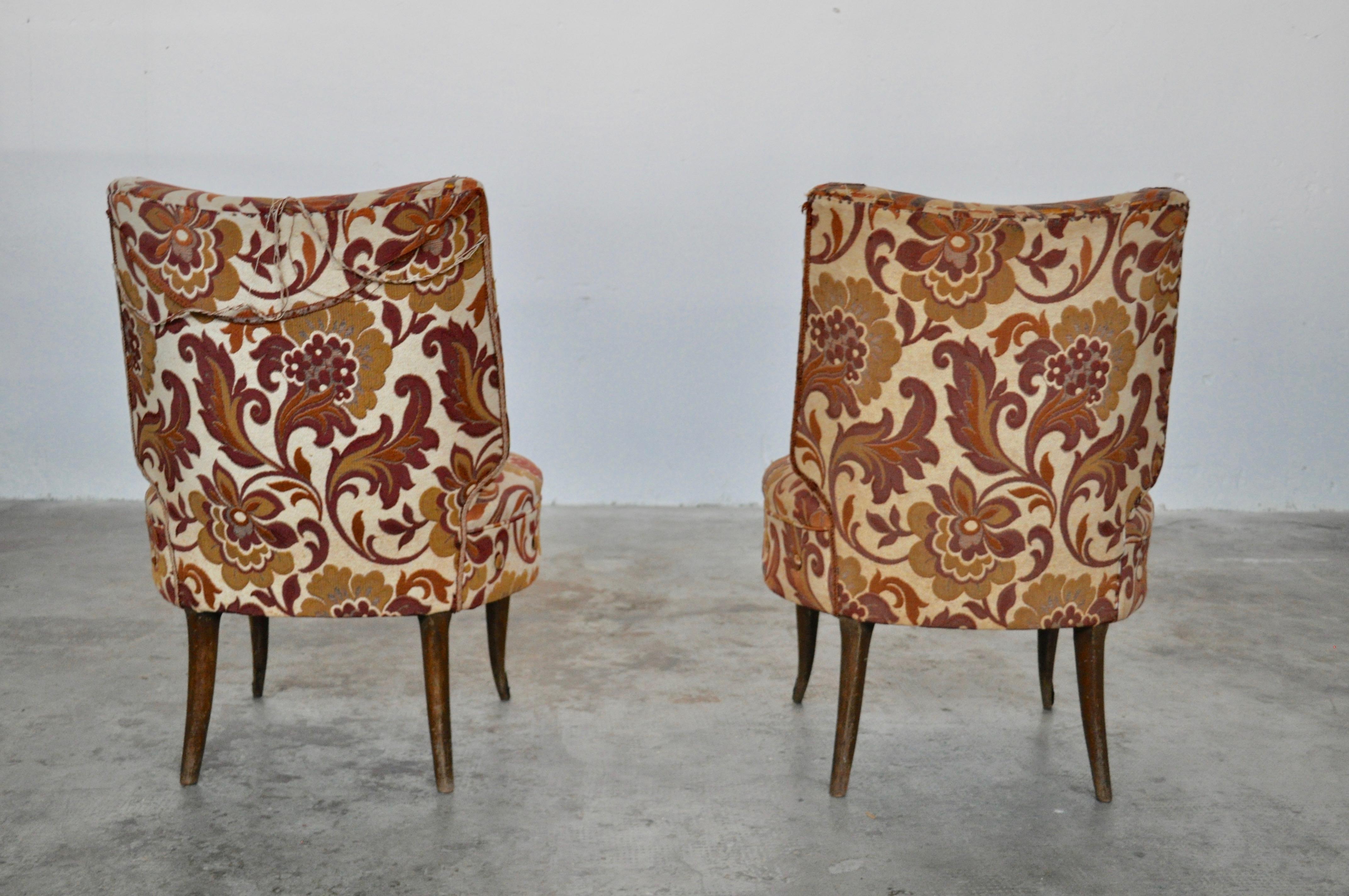 Original Rubelli fabric armchair set, Italy, 1930. Flowered goblain fabric, piping and covered buttons. Walnut structure.

 