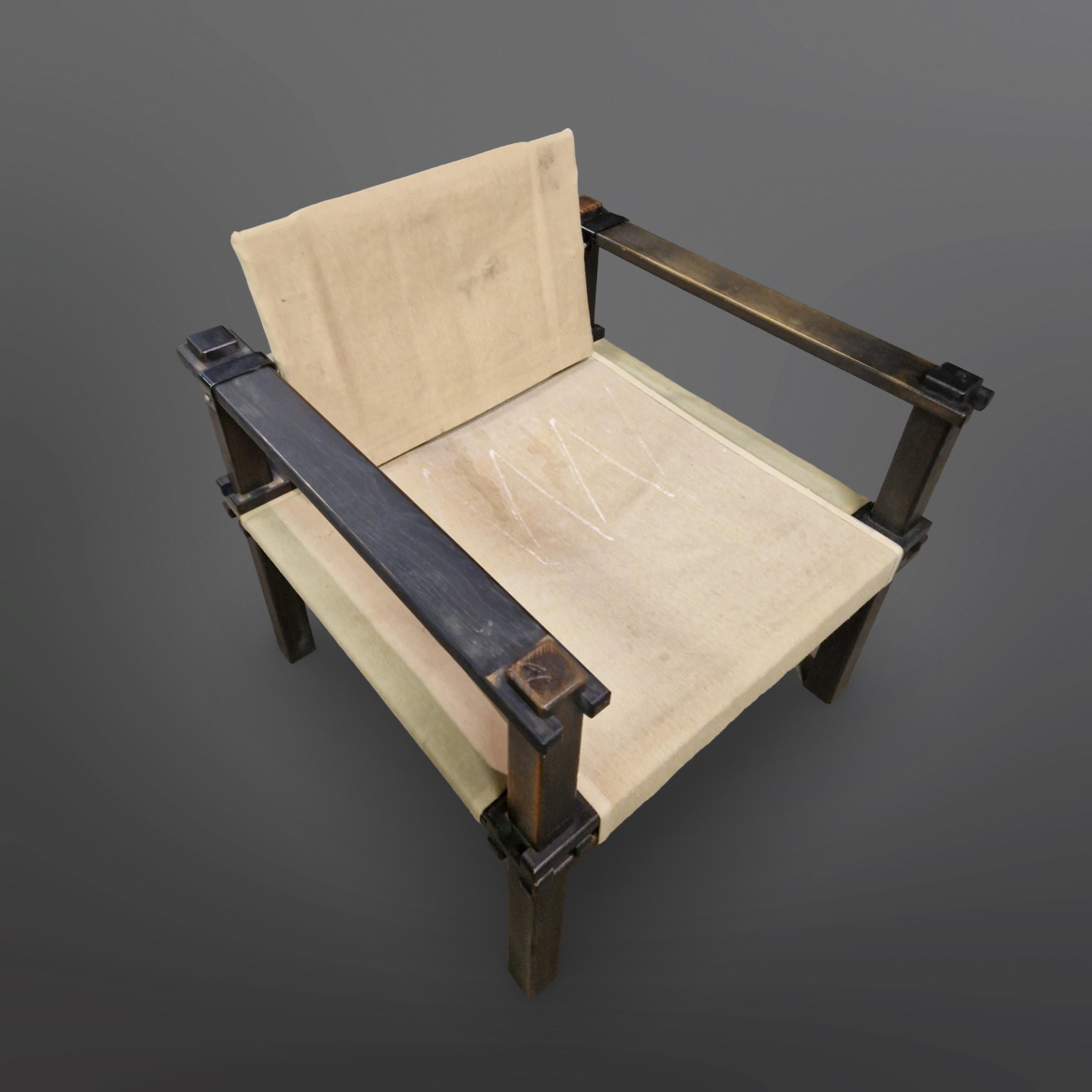 Original Bauernstühle und passende Beistelltische. Entworfen von Gerd Lange für Bofinger in den 1960er Jahren. Sie sind vollständig aus Holz mit ausgeklügelten Holzverbindungen gefertigt. Die Konstruktion des Stuhls wird durch die überlappende