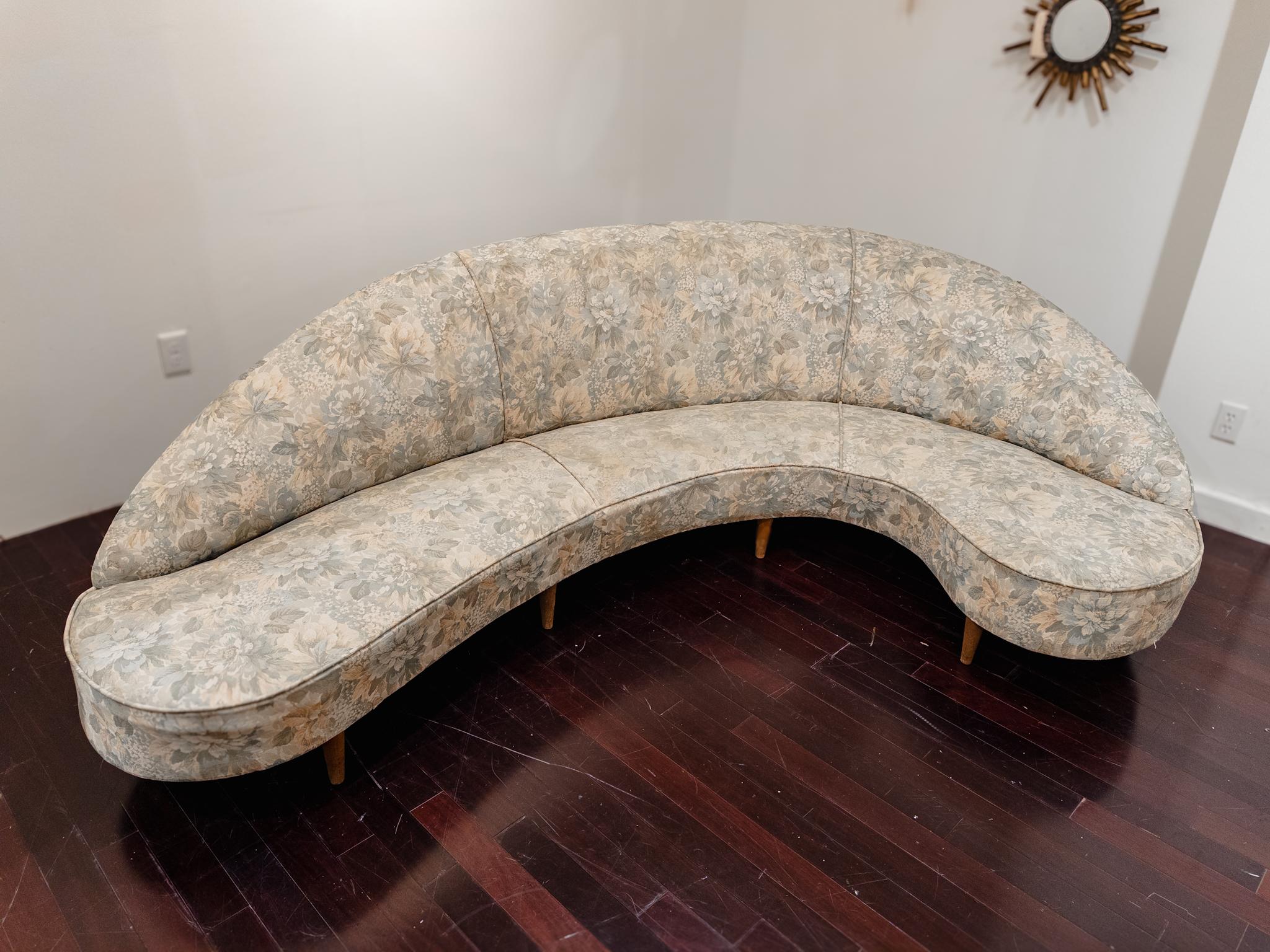 Das Original-Sofa von Federico Munari aus dem Jahr 1950 ist eine bleibende Ikone des Designs der Jahrhundertmitte, begehrt für seine zeitlose Eleganz und unübertroffene Handwerkskunst. Die schlanke Silhouette und die luxuriöse Brokatpolsterung