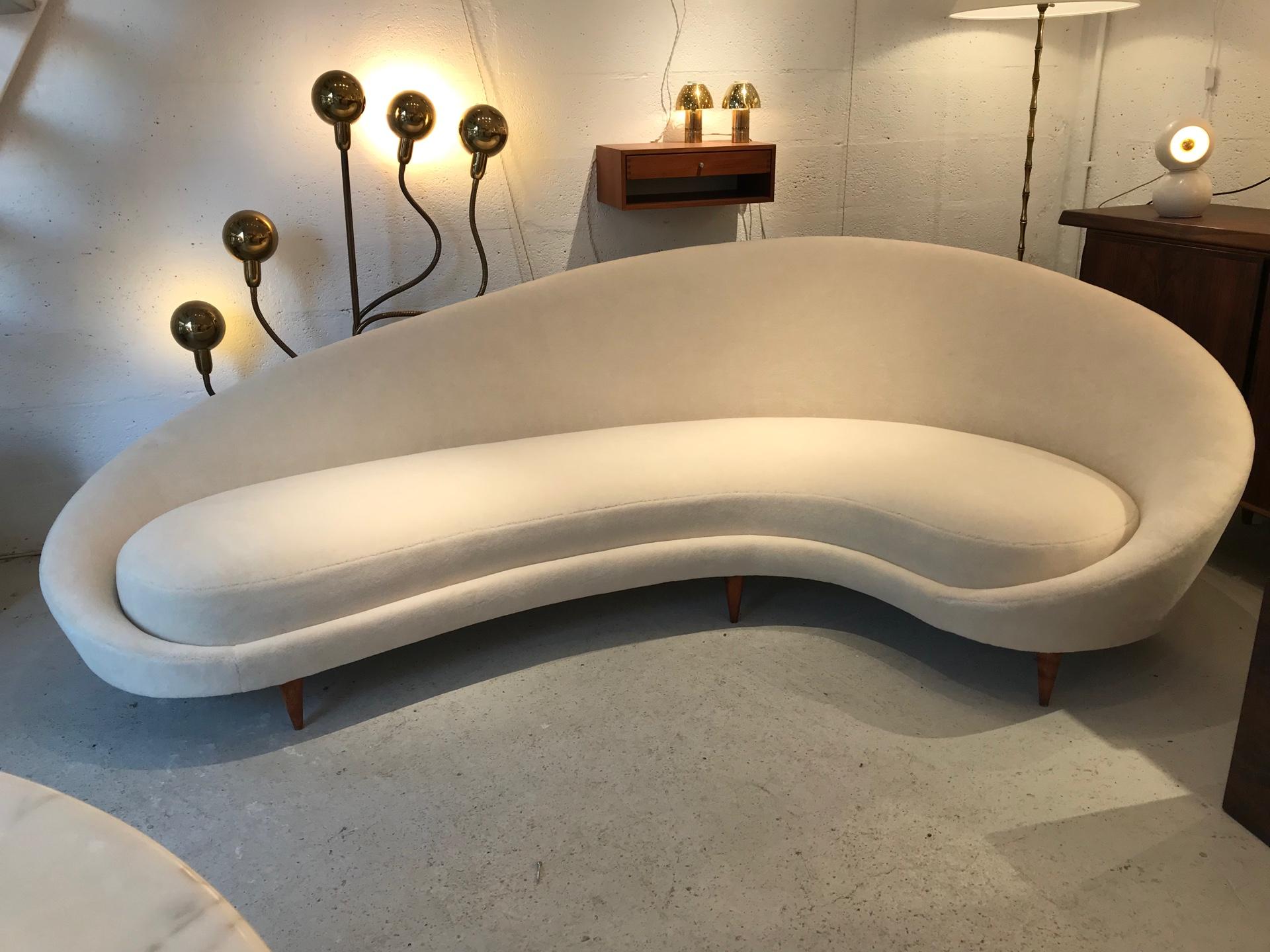 Original Federico Munari's curved sofa from 1940 reupholstered in thick ivory alpaga velvet.
  