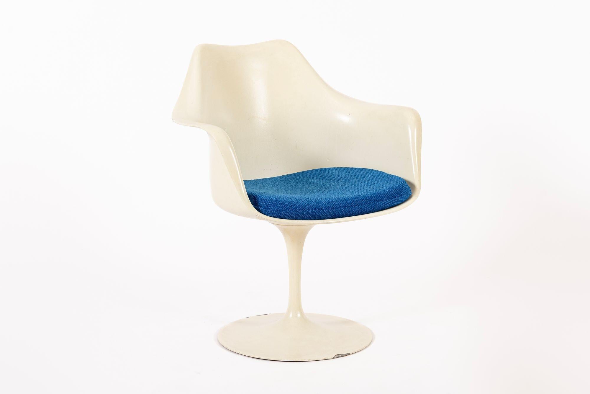 Questa poltrona vintage a tulipano Model 150, disegnata da Eero Saarinen, è stata prodotta da Knoll nel 1970. Questa iconica sedia di metà secolo è caratterizzata da una seduta in fibra di vetro modellata e laccata di bianco su una base in alluminio