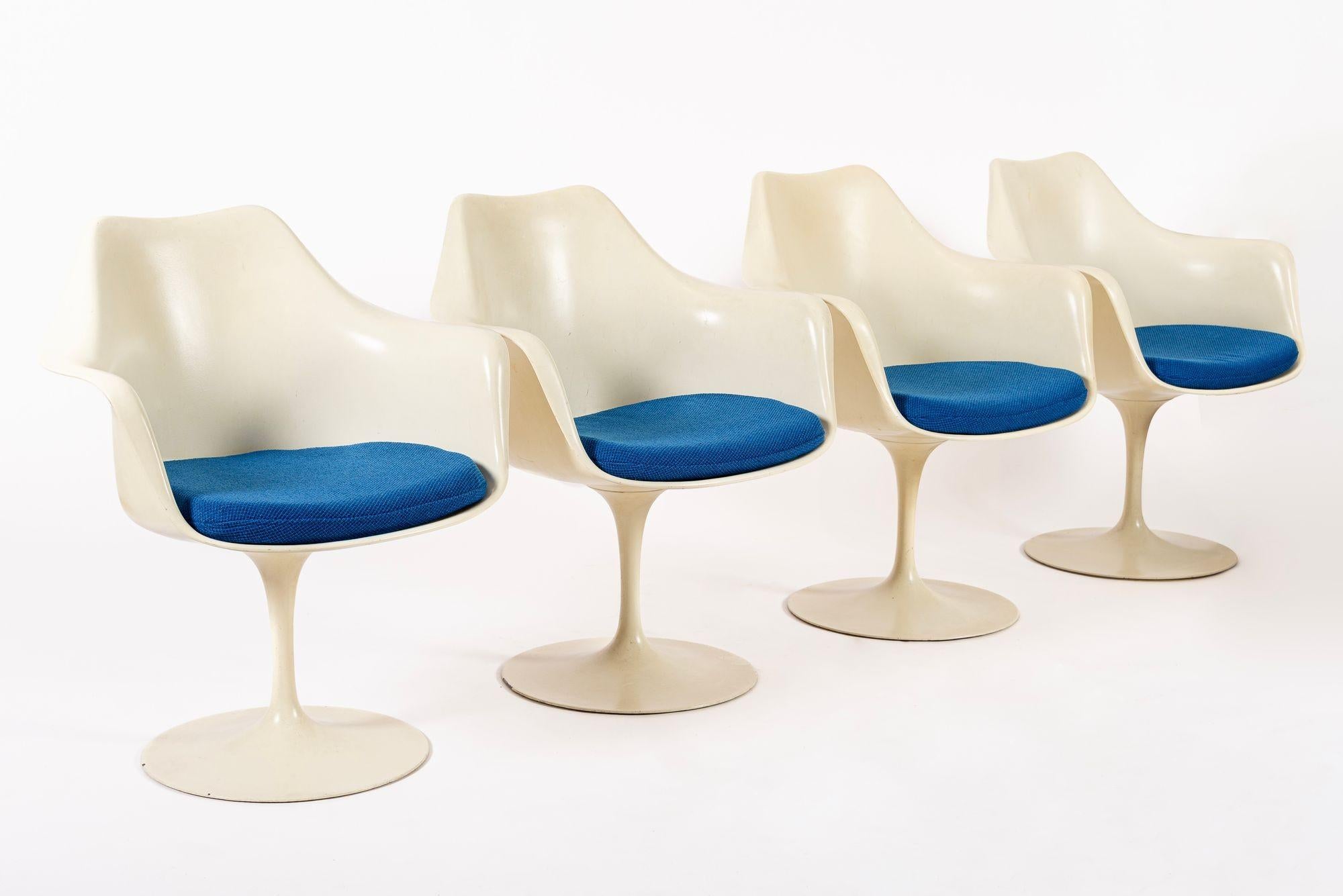 Este conjunto de cuatro sillones tulipán vintage de mediados del siglo XX, modelo 150, diseñados por Eero Saarinen, fueron fabricados por Knoll en 1971. Este icónico conjunto de sillas de mediados de siglo tiene forma de asiento de fibra de vidrio