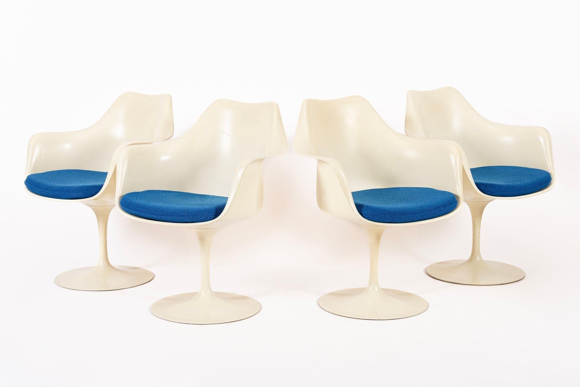 Sillones tulipán originales de fibra de vidrio de Eero Saarinen para Knoll Años 70 Moderno de mediados de siglo en venta