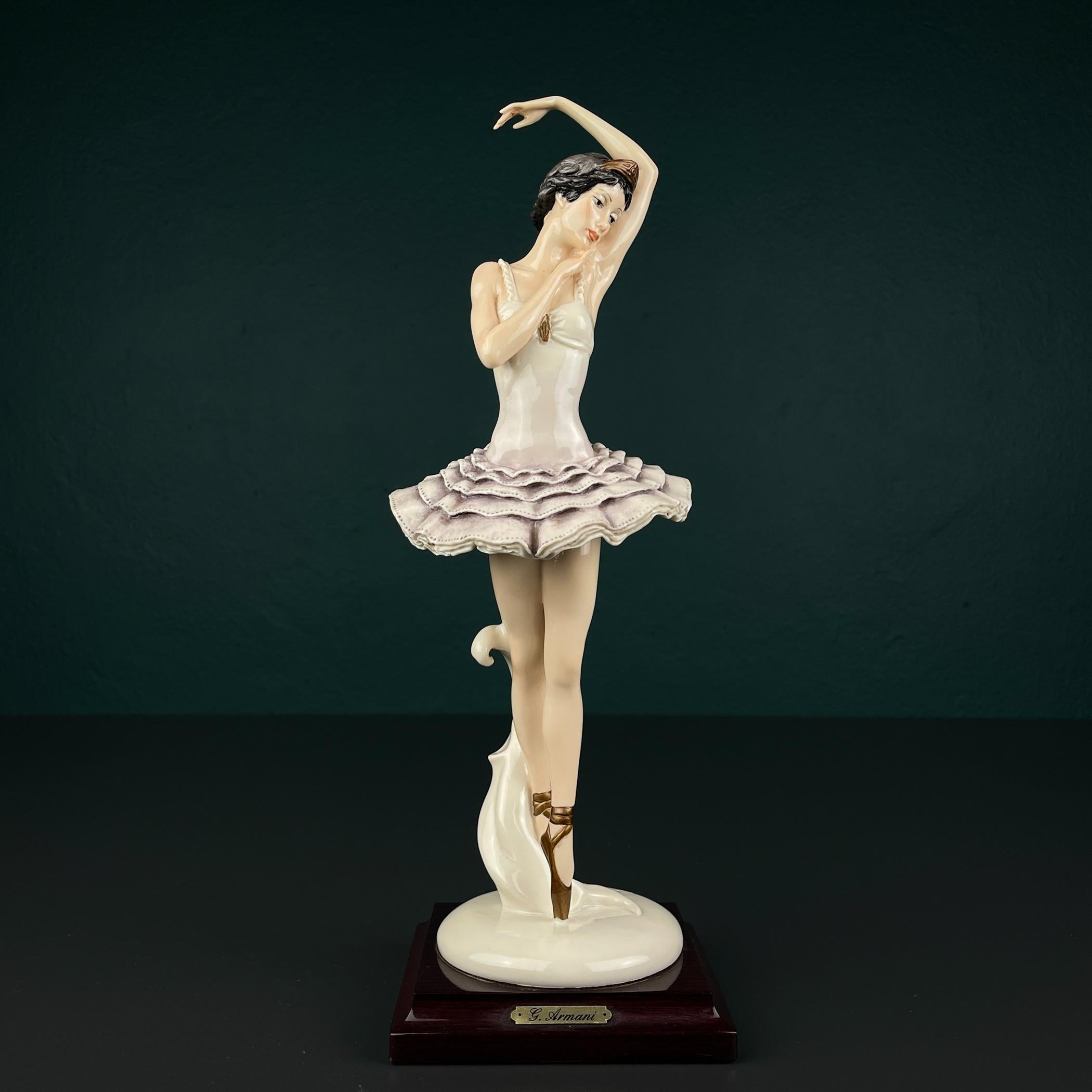Asombrosa figura original de porcelana Bailarina de Giuseppe Armani para Capodimonte, fabricada en Florencia (Italia) en 1987.

La escultura tiene la etiqueta original del fabricante y la firma del maestro.

La escultura vintage está en muy buen