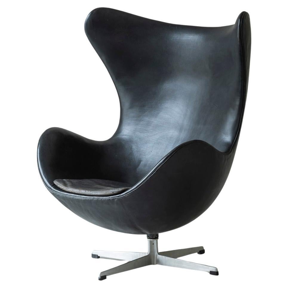 How can you tell a fake Egg chair?