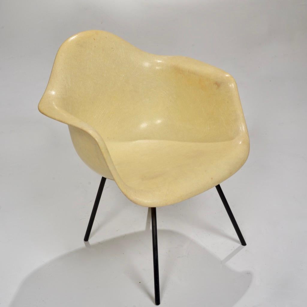 This first generation Zenith DAX lounge chair in Lemon yellow was designed by Charles and Ray Eames for Herman Miller. It features the original rope edge beneath the chair, as well as the original checkerboard label and X-base (The checkerboard
