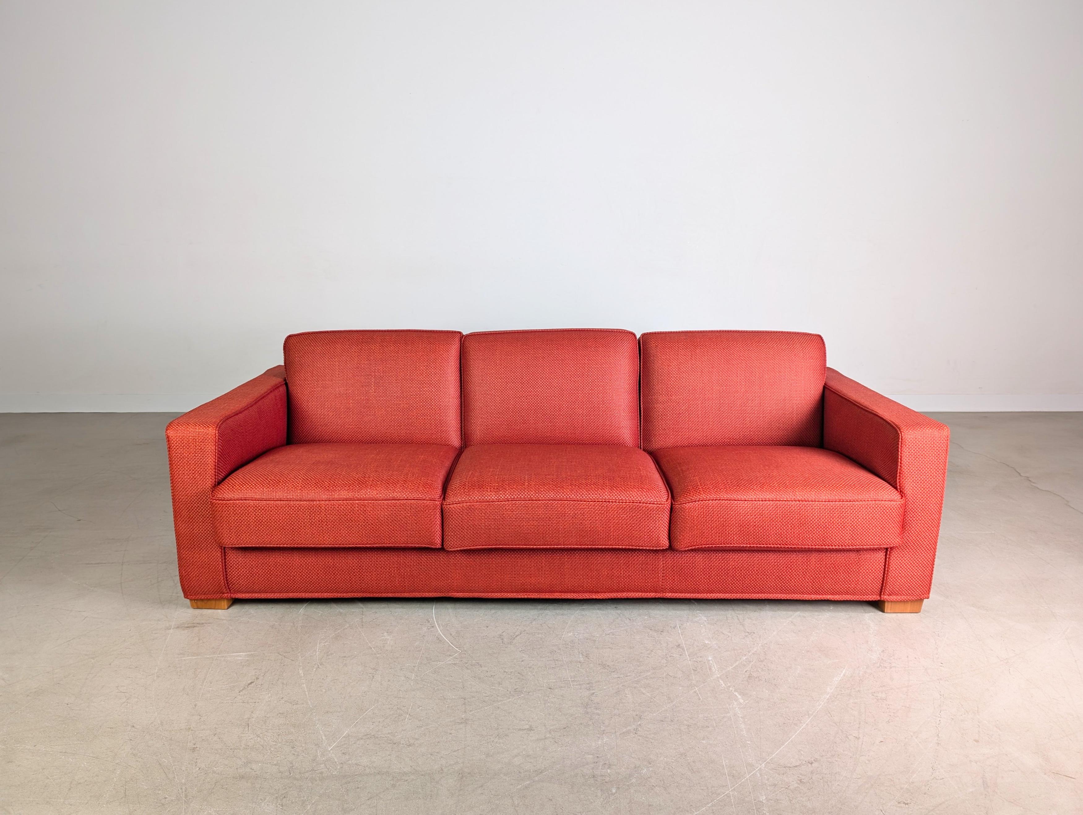 Wir bieten ein cooles und äußerst seltenes Zweisitzer Sofa vom italienischen Qualitätshersteller Flexform zum Verkauf an. Das Sofa wurde vom Centro Studi 1997 entworfen und wird bis heute produziert. Die Sitzpolster lassen sich leicht hervorziehen,