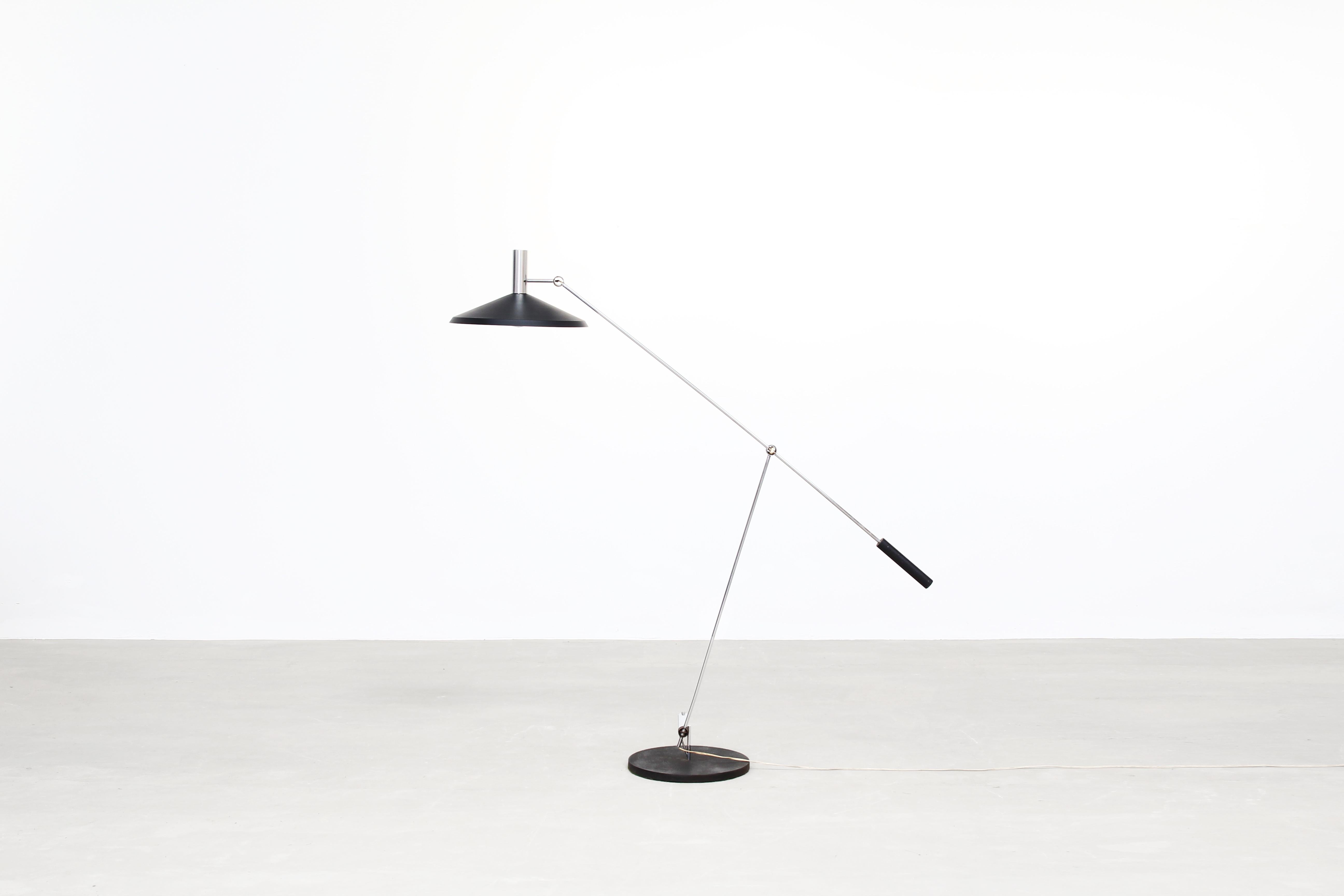 Very beautiful floor lamp designed by Rico & Rosmarie Baltensweiler.
Articulated floor lamp designed by Rosmarie Lamp and Rico Baltensweiler equipped with a counter weight system. The lamp can be posed in various positions and comes in lacquered