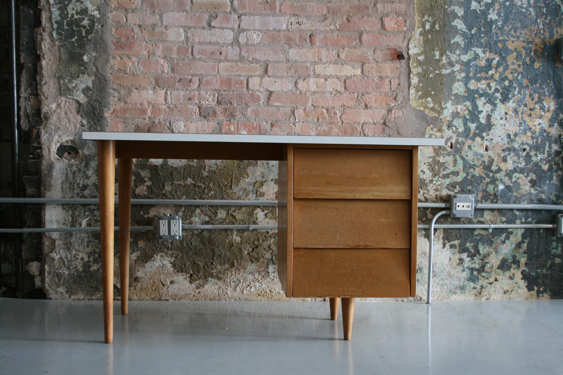 Original Florence Knoll Desk, 1948 In Good Condition In Chicago, IL