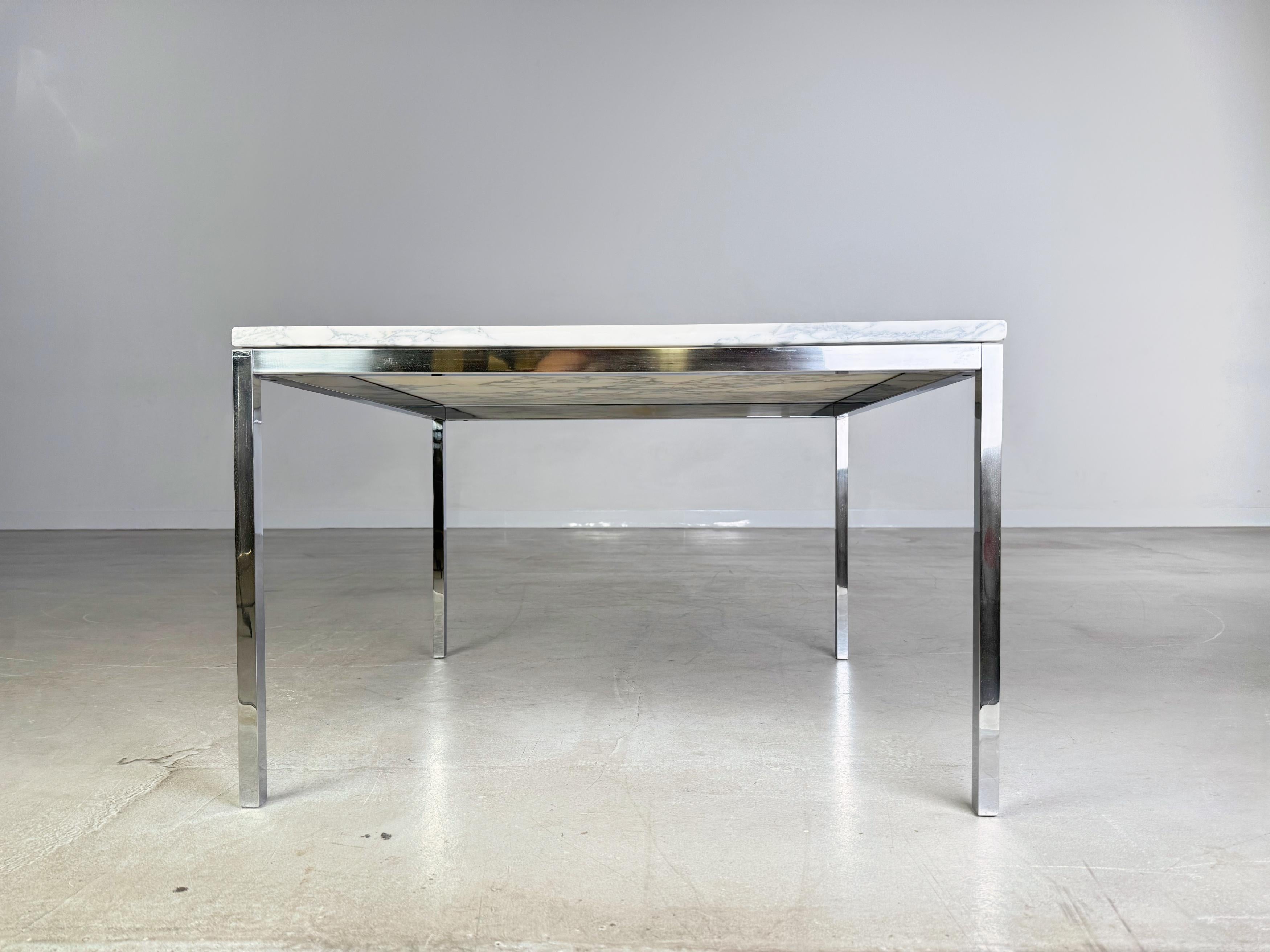 Wir bieten einen wunderschönen Marmor Couchtisch von Knoll aus den 1960er Jahren zum Verkauf an. La table a été fabriquée par Florence Knoll et se distingue par sa forme simple et ses matériaux de qualité supérieure. Une marque ou un autocollant