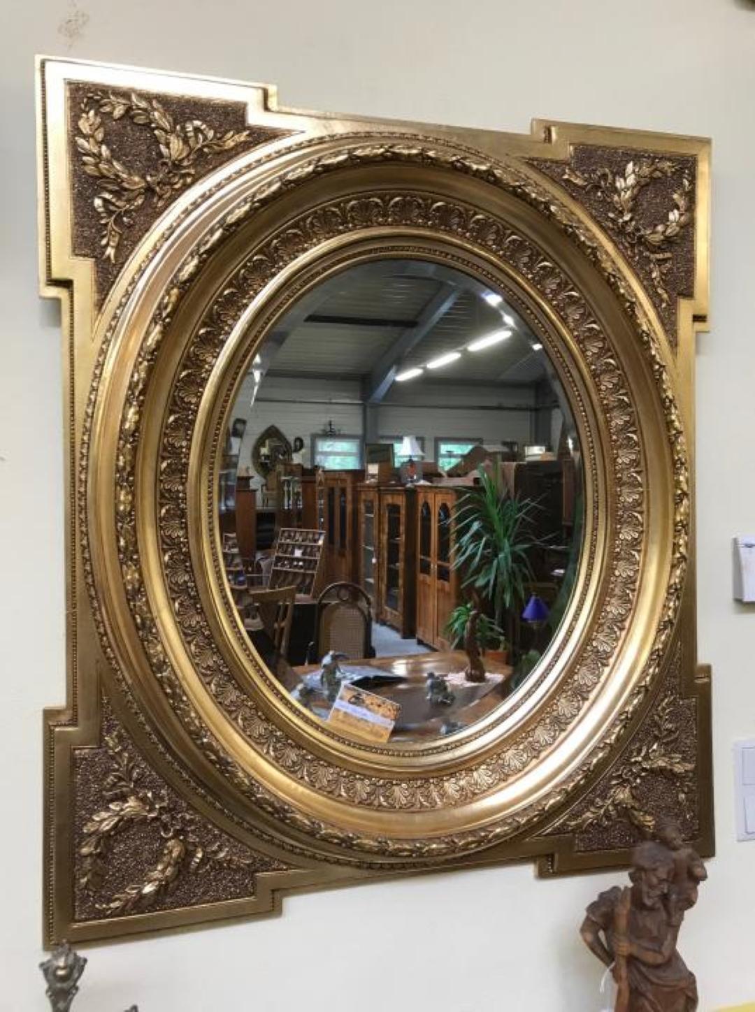 Original magnificent gilded florentine mirror around 1855. Authentic piece!
This is a very beautiful wooden Florentine frame with beautiful floral carvings
and features a 23 carat original polyamide gilding. This mirror is in perfect condition!