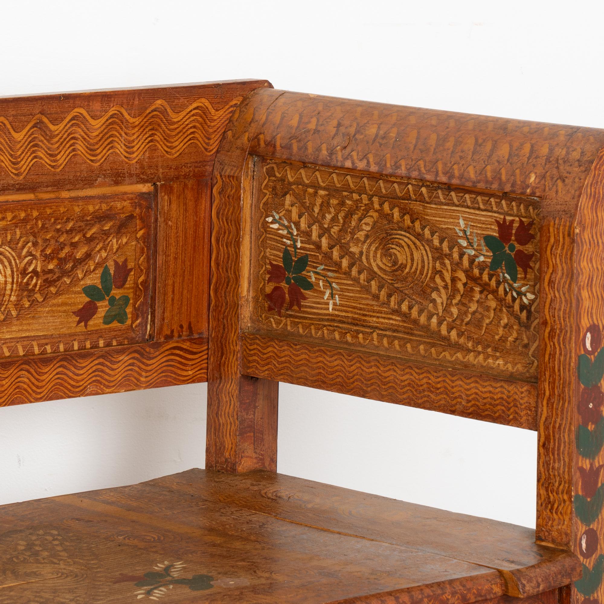 Banco original pintado de arte popular con almacenaje, Hungría circa 1900's en venta 4