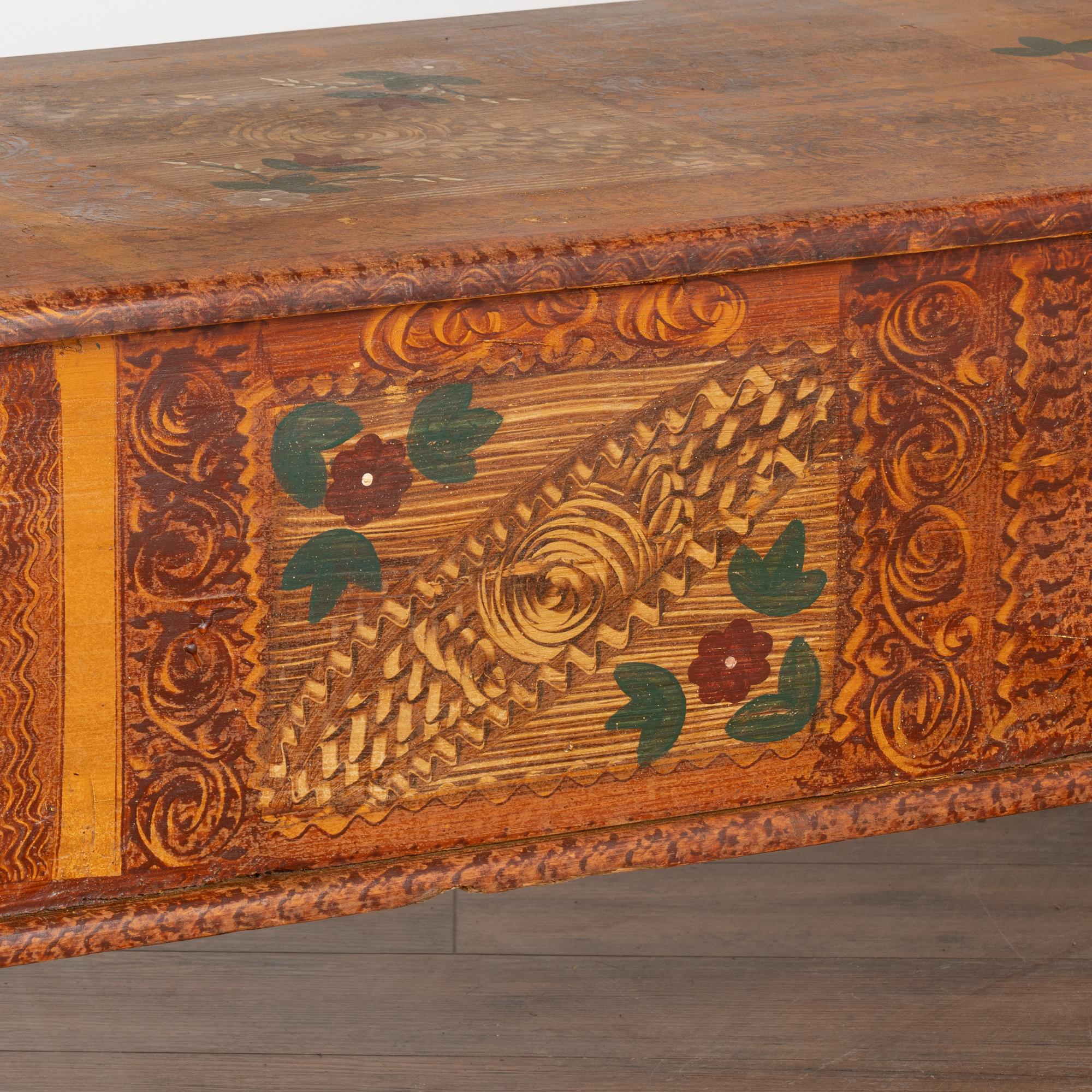 Banco original pintado de arte popular con almacenaje, Hungría circa 1900's en venta 2
