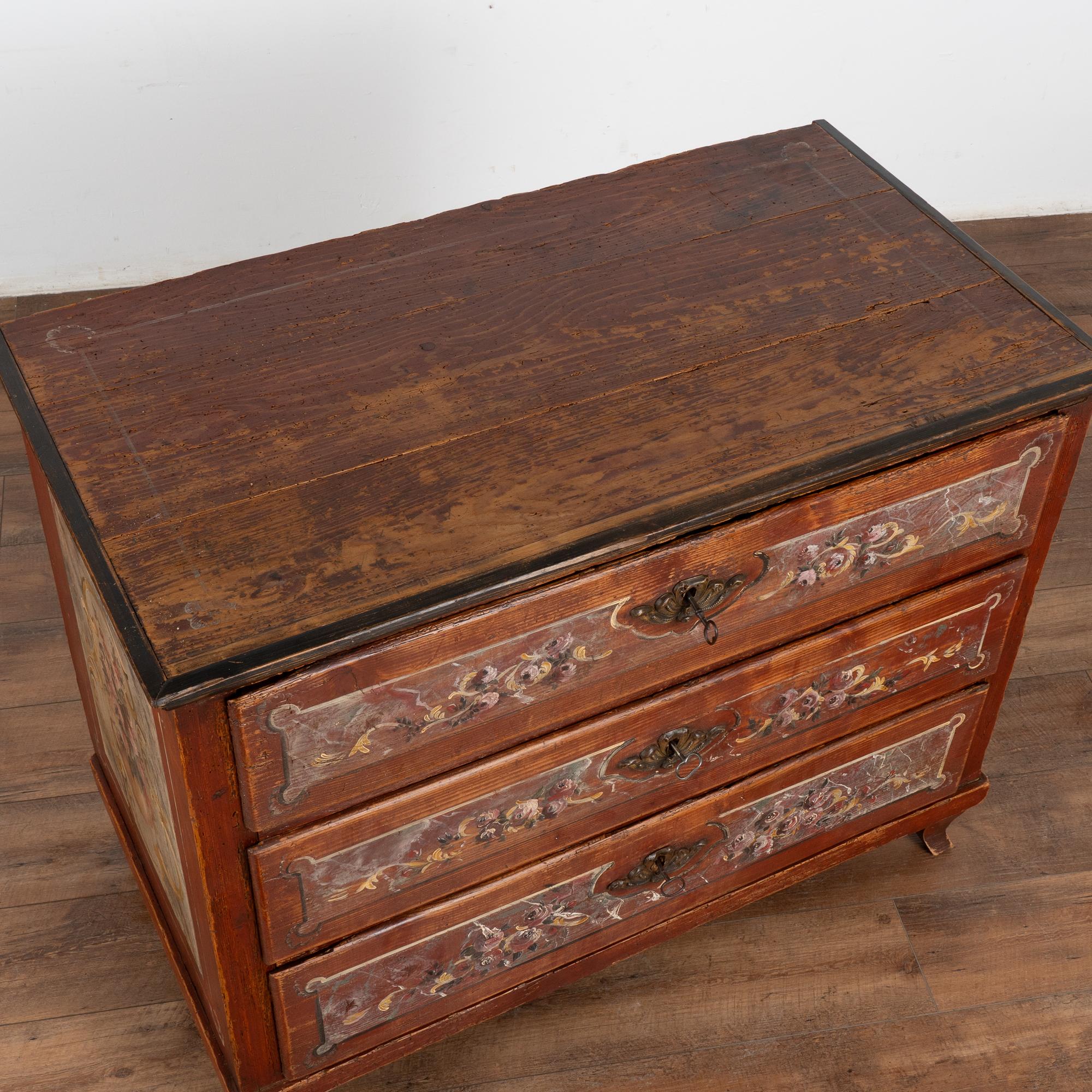 Comò a tre cassetti originale dipinto in arte popolare, Ungheria, 1850-70 circa In condizioni discrete in vendita a Round Top, TX