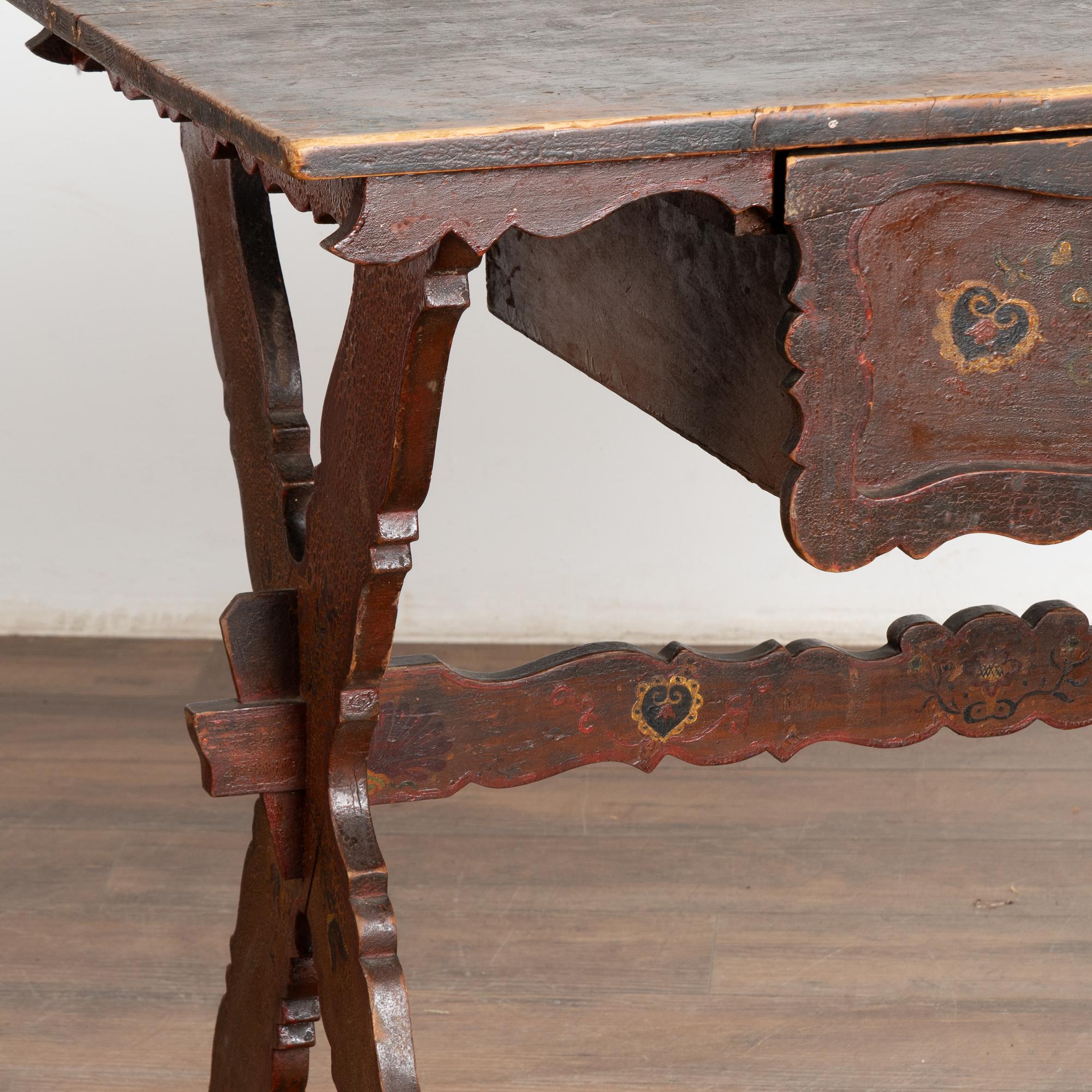 Tavolino originale dipinto in arte popolare con cassetto grande, Ungheria, 1890 circa in vendita 3