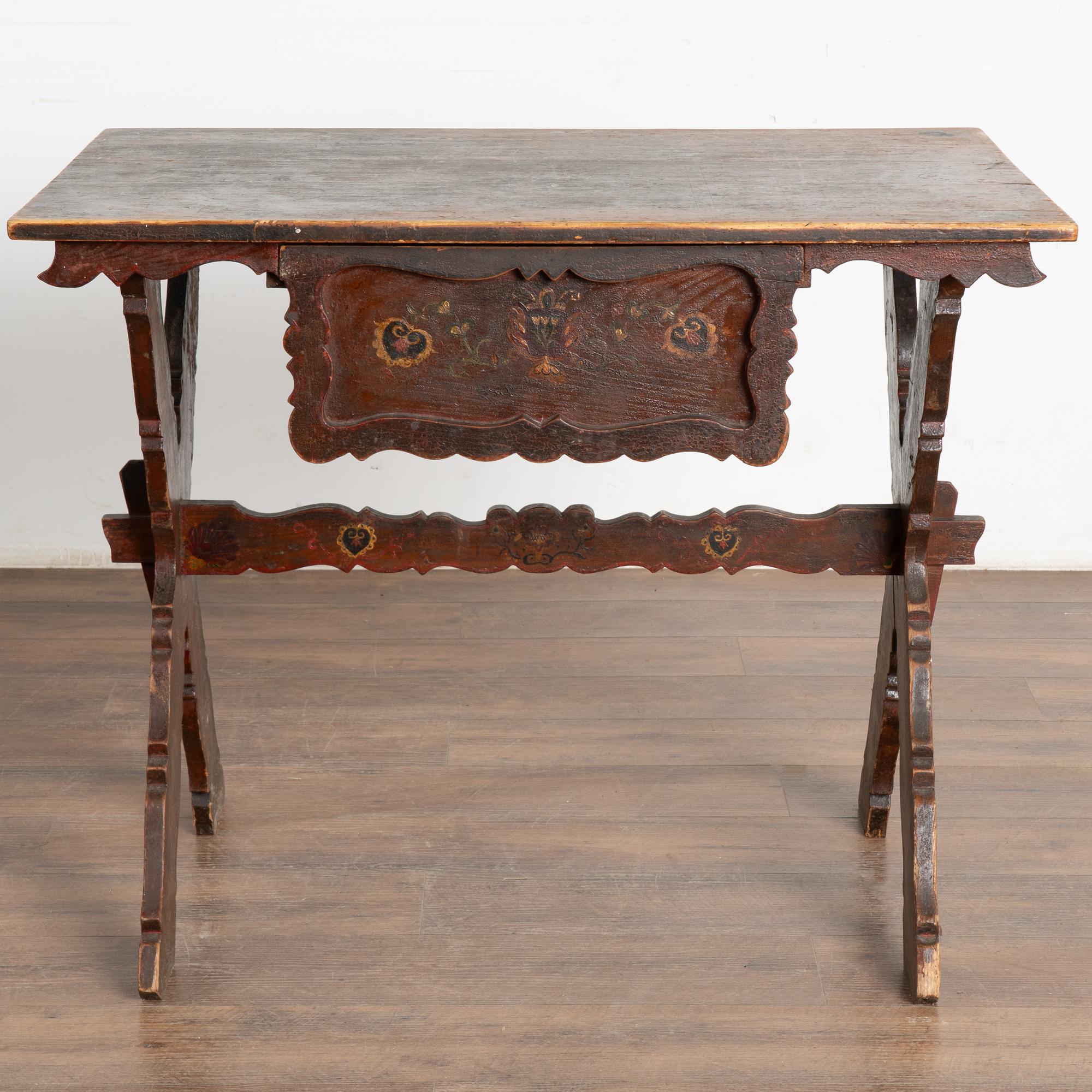 Ungherese Tavolino originale dipinto in arte popolare con cassetto grande, Ungheria, 1890 circa in vendita