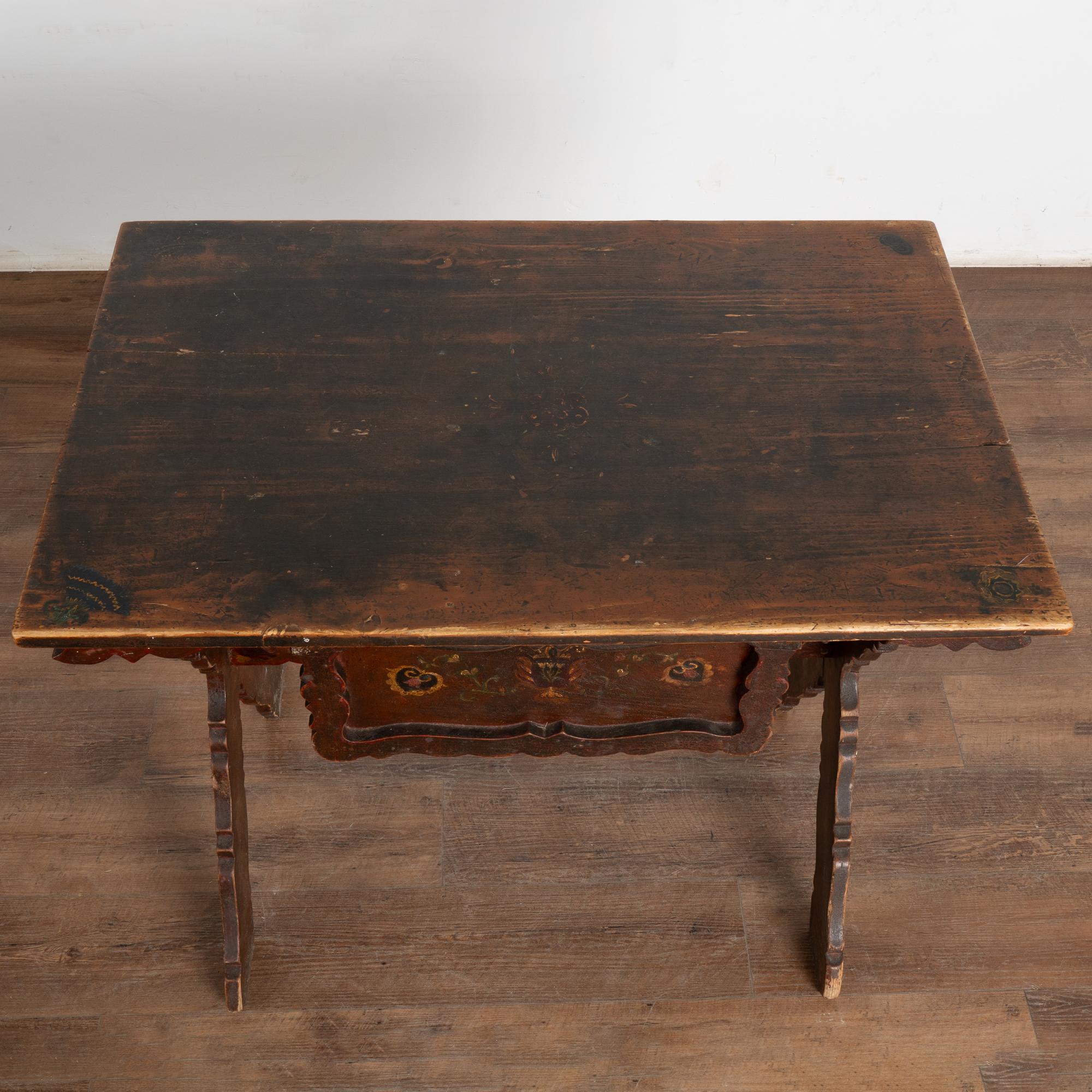 Tavolino originale dipinto in arte popolare con cassetto grande, Ungheria, 1890 circa In condizioni discrete in vendita a Round Top, TX