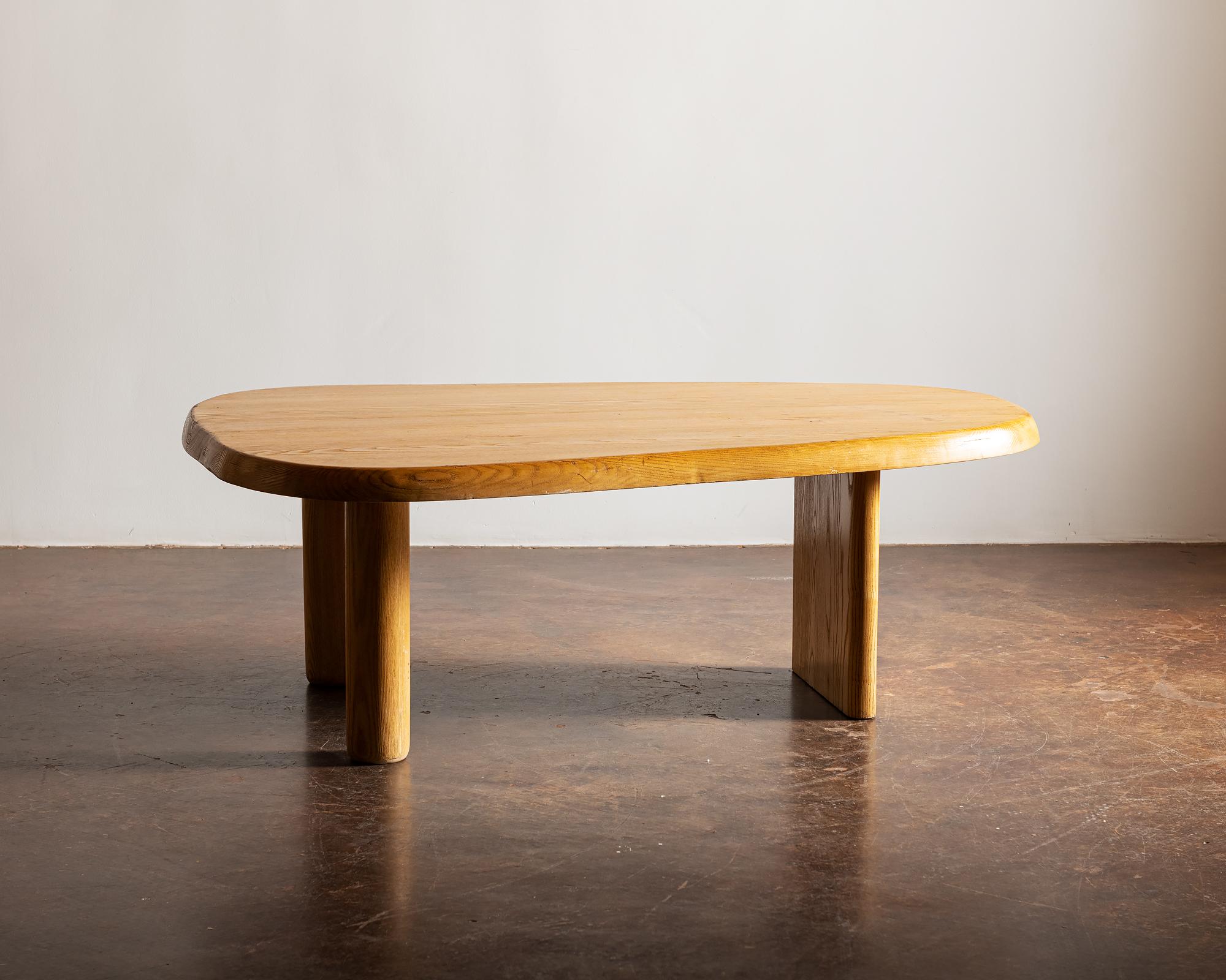 An original Forme Libre coffee table by Charlotte Perriand for Galerie Steph Simon, Paris, 1950s. This example in oak that has acquired a golden patina over the years.

 