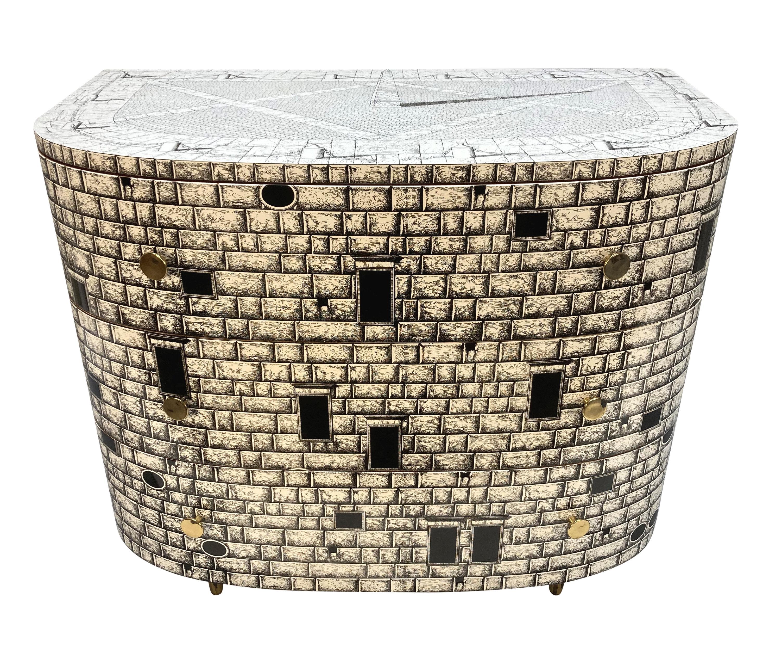 Eine original Fornasetti-Truhe 