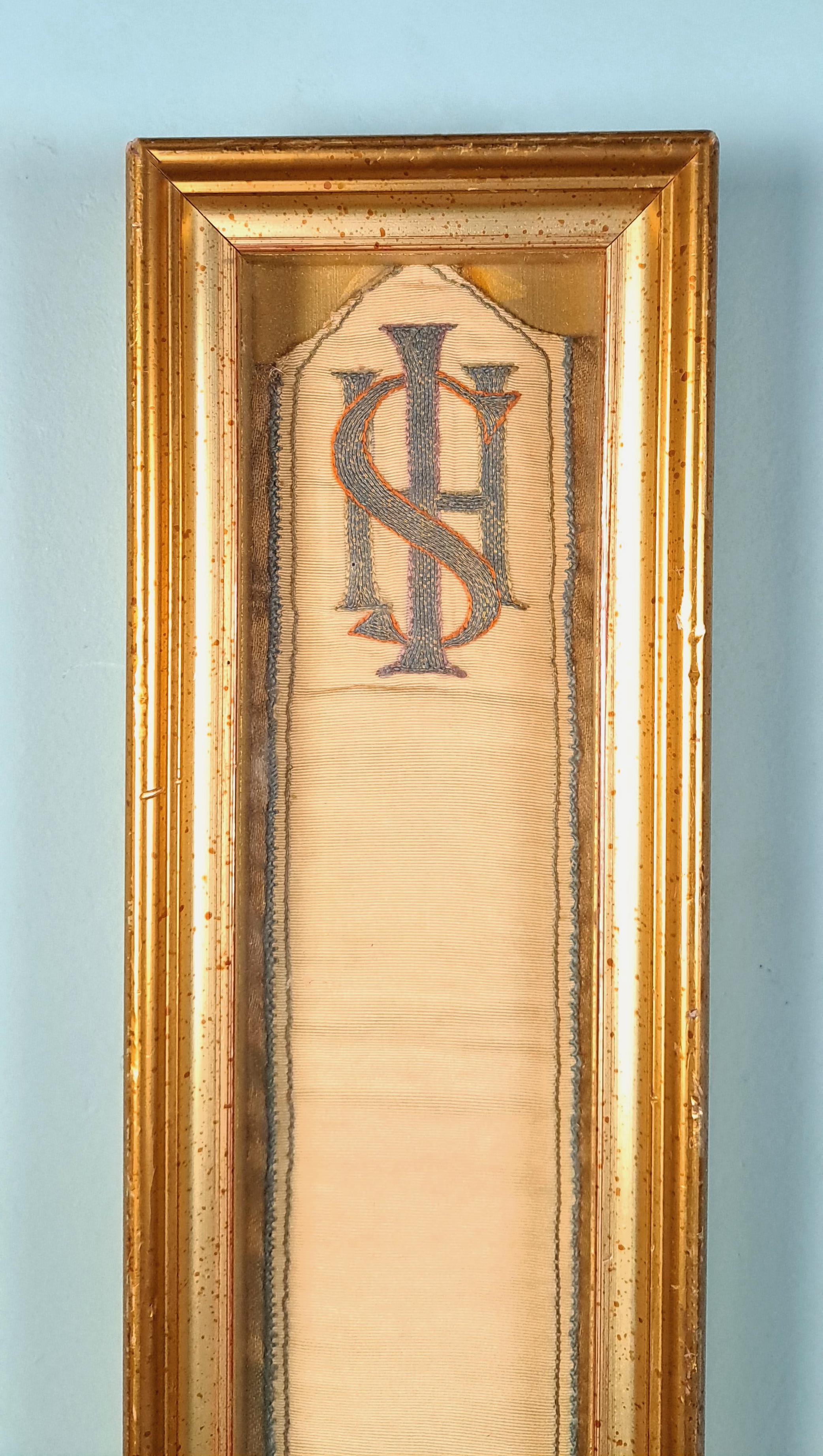 Original Framed James I ‘Agnus Dei’ Silk Sewn Stole c. 1610 In Good Condition For Sale In Heathfield, GB