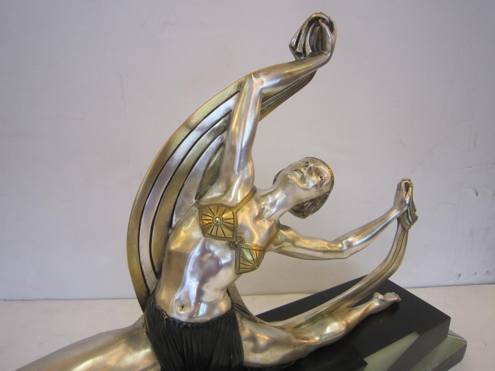 20ième siècle Danseuse française originale en bronze Art Déco sur socle marqueté:: signée J. Lormier
