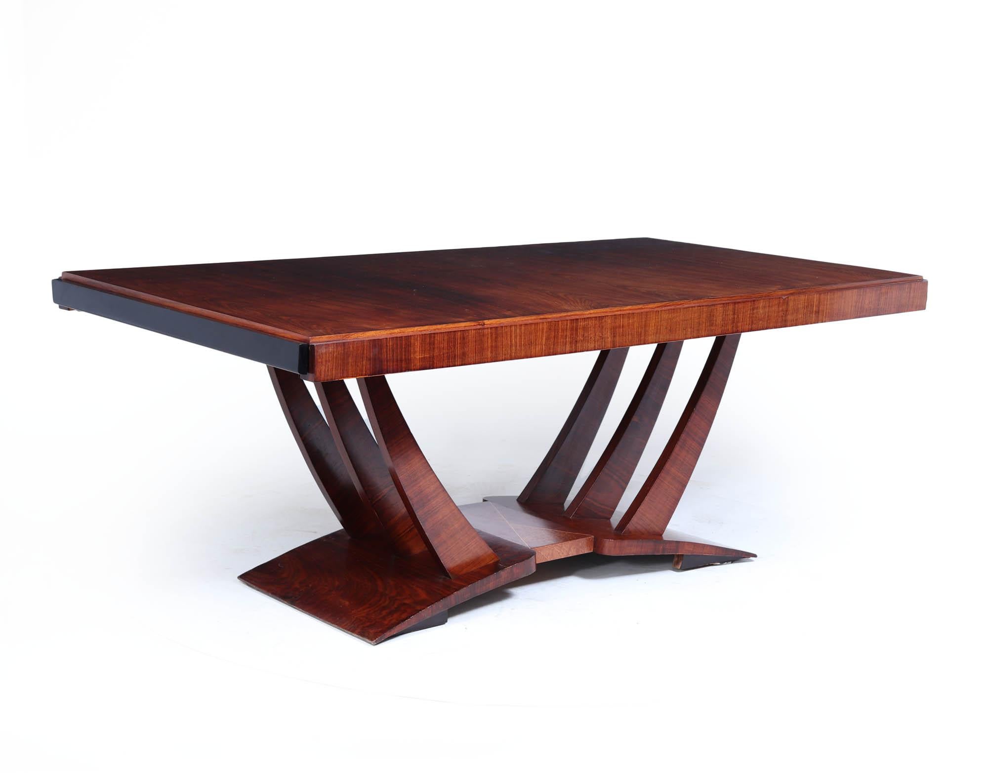 Uno spettacolare tavolo da pranzo originale in stile Art Déco francese, realizzato intorno al 1930, che combina materiali esotici con un'audace forma architettonica. Il piano del tavolo è rifinito in palissandro dell'Honduras con eleganti dettagli
