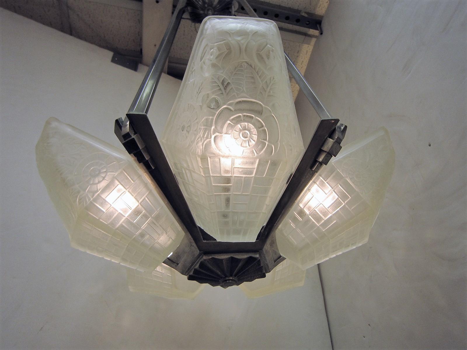 Original French Art Deco Frosted Art Glass Chandelier, Hugue In Good Condition For Sale In New York City, NY