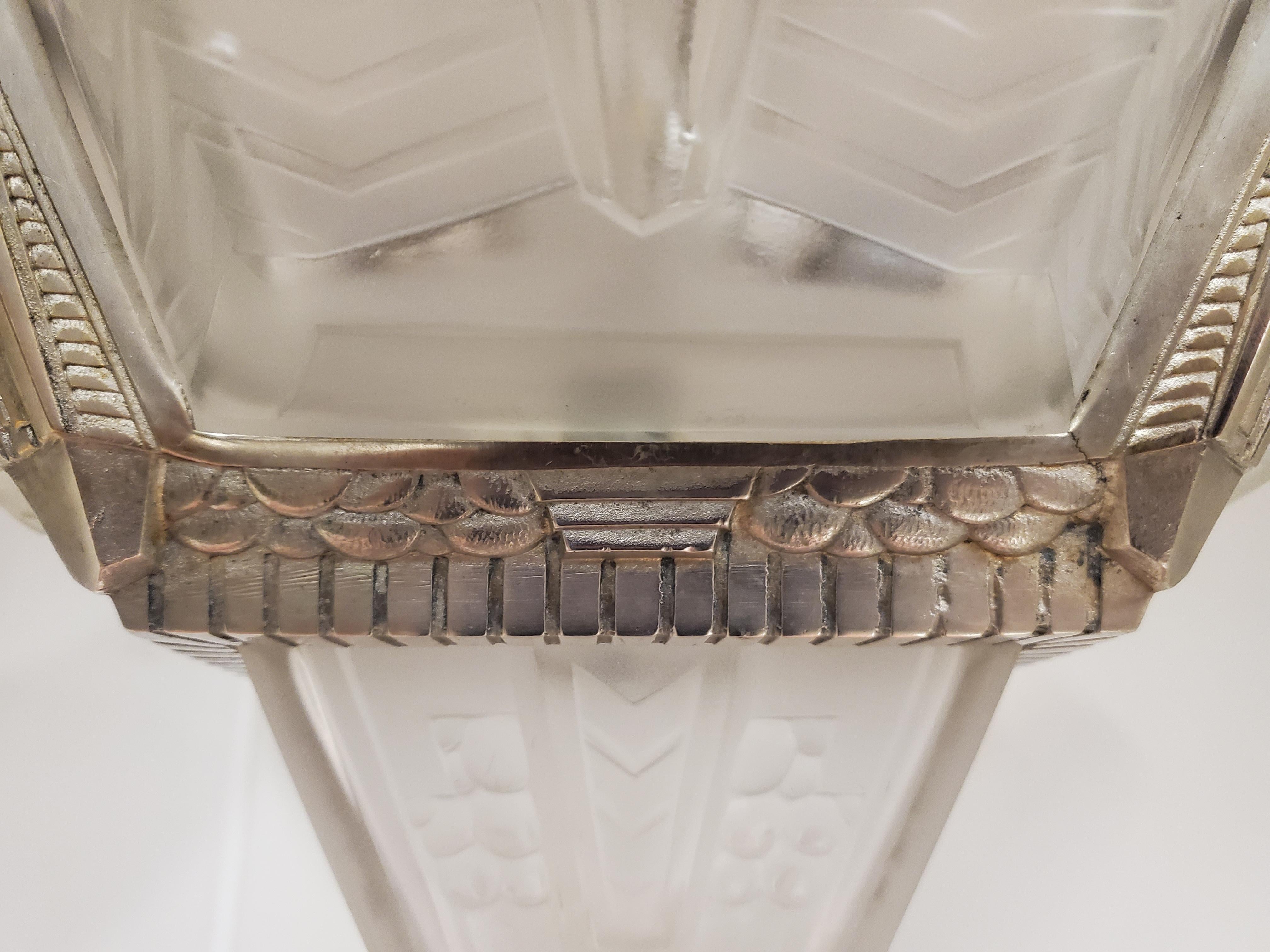 Französischer Art-Déco-Kronleuchter aus Milchglas + vernickelter Bronze, EJ G im Angebot 7