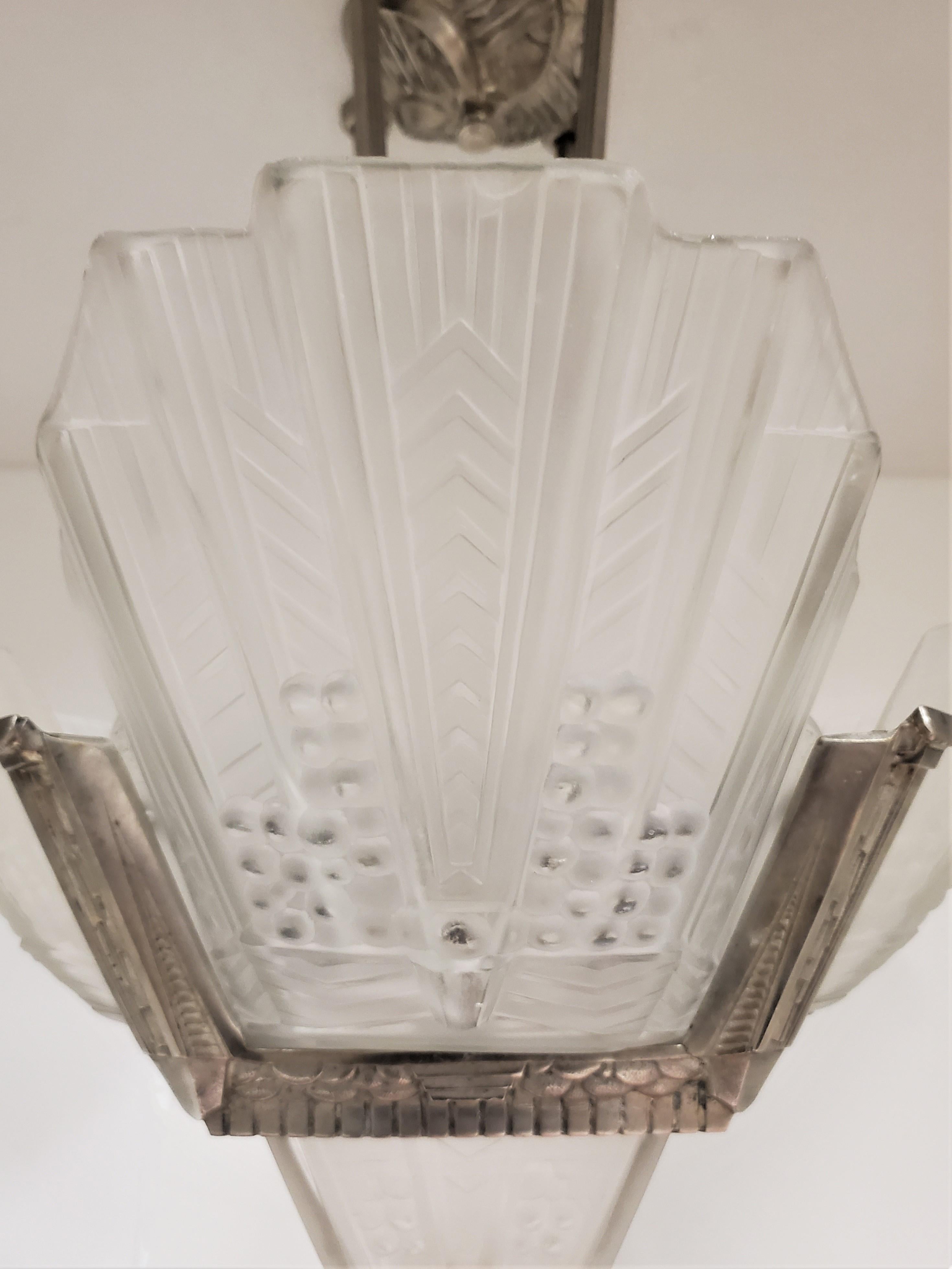 Französischer Art-Déco-Kronleuchter aus Milchglas + vernickelter Bronze, EJ G im Angebot 4
