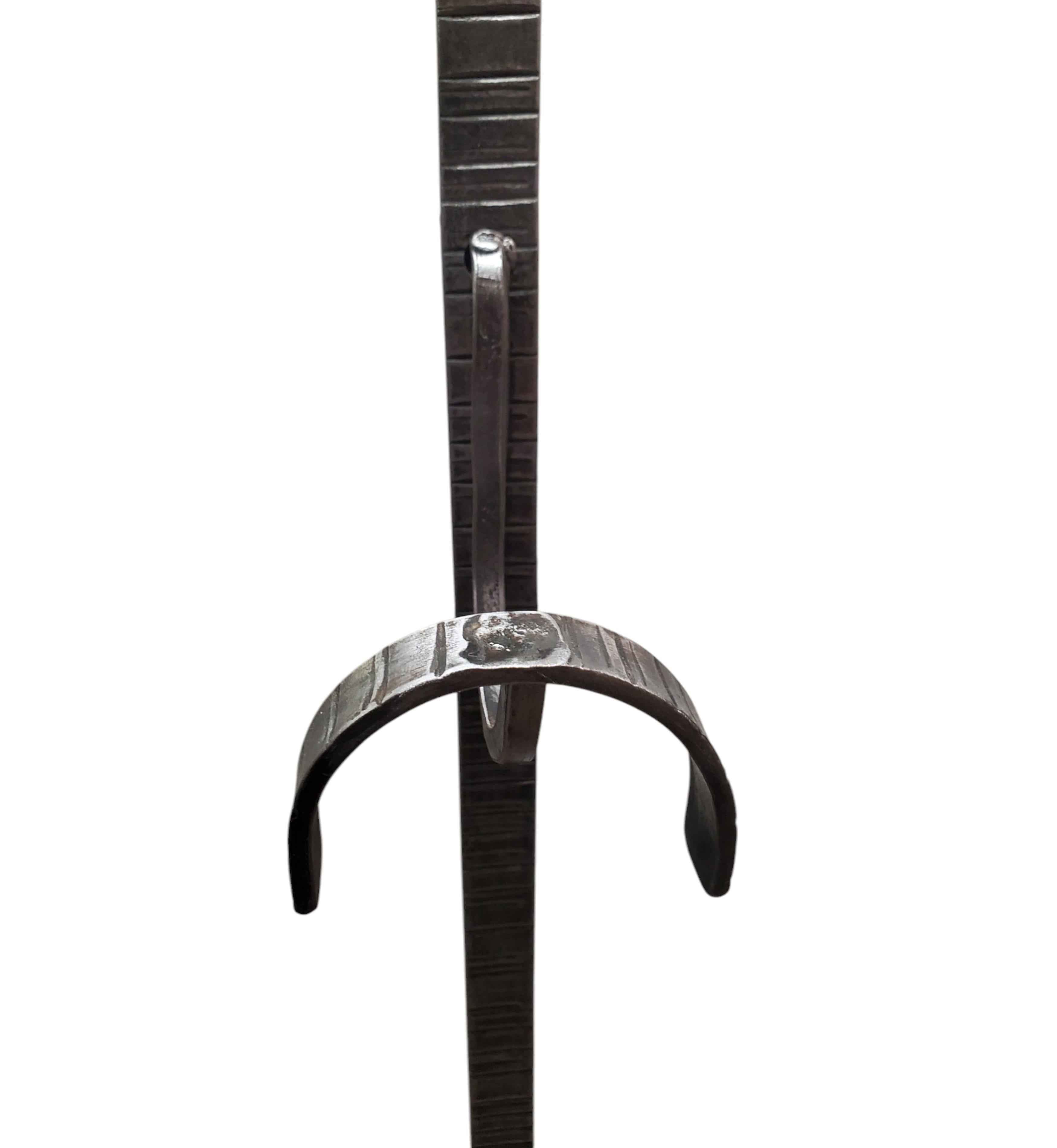 Perchero/estante de recibidor original francés Art Déco de hierro martillado con espejo y rosa en venta 4