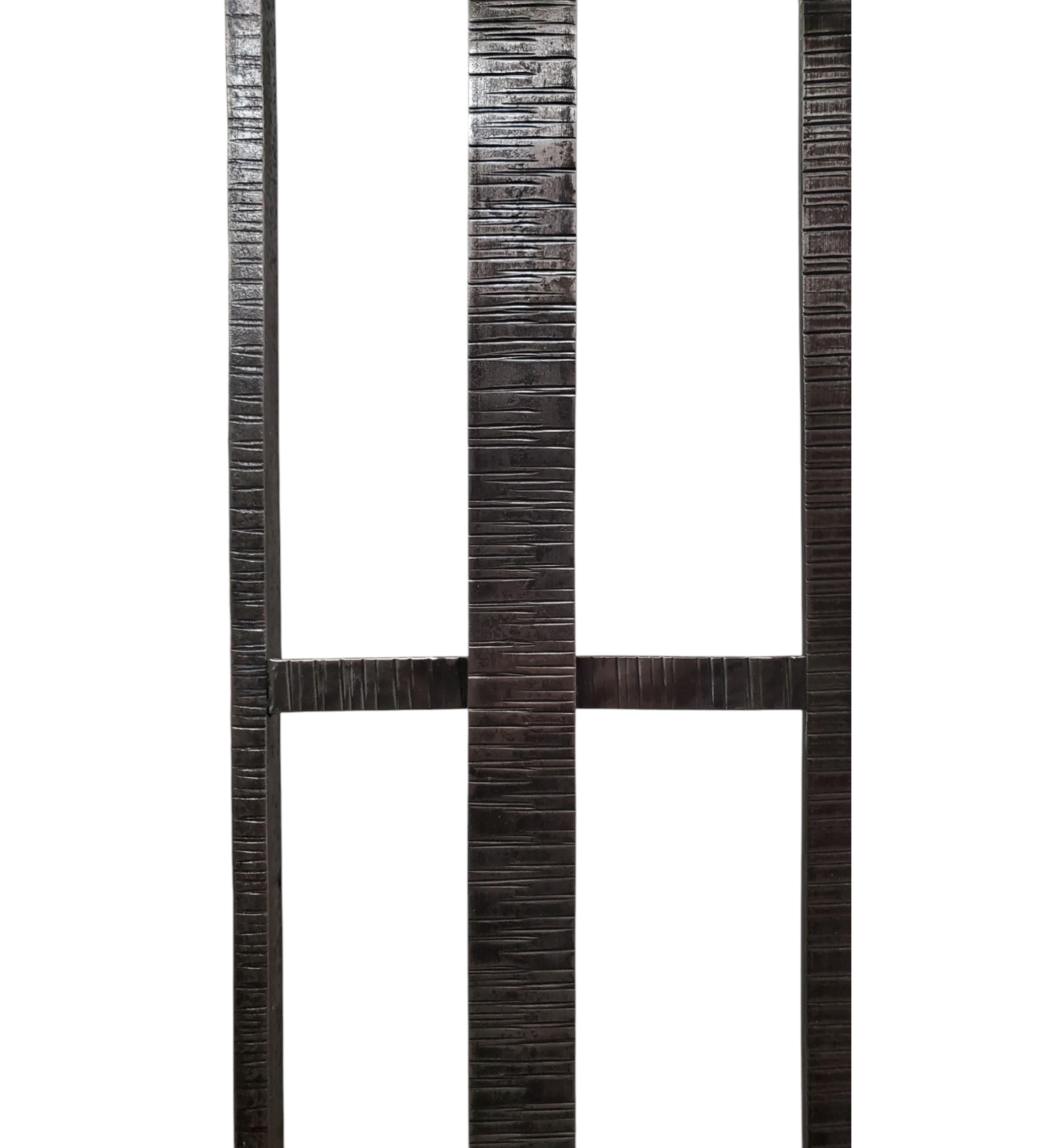 Perchero/estante de recibidor original francés Art Déco de hierro martillado con espejo y rosa en venta 3