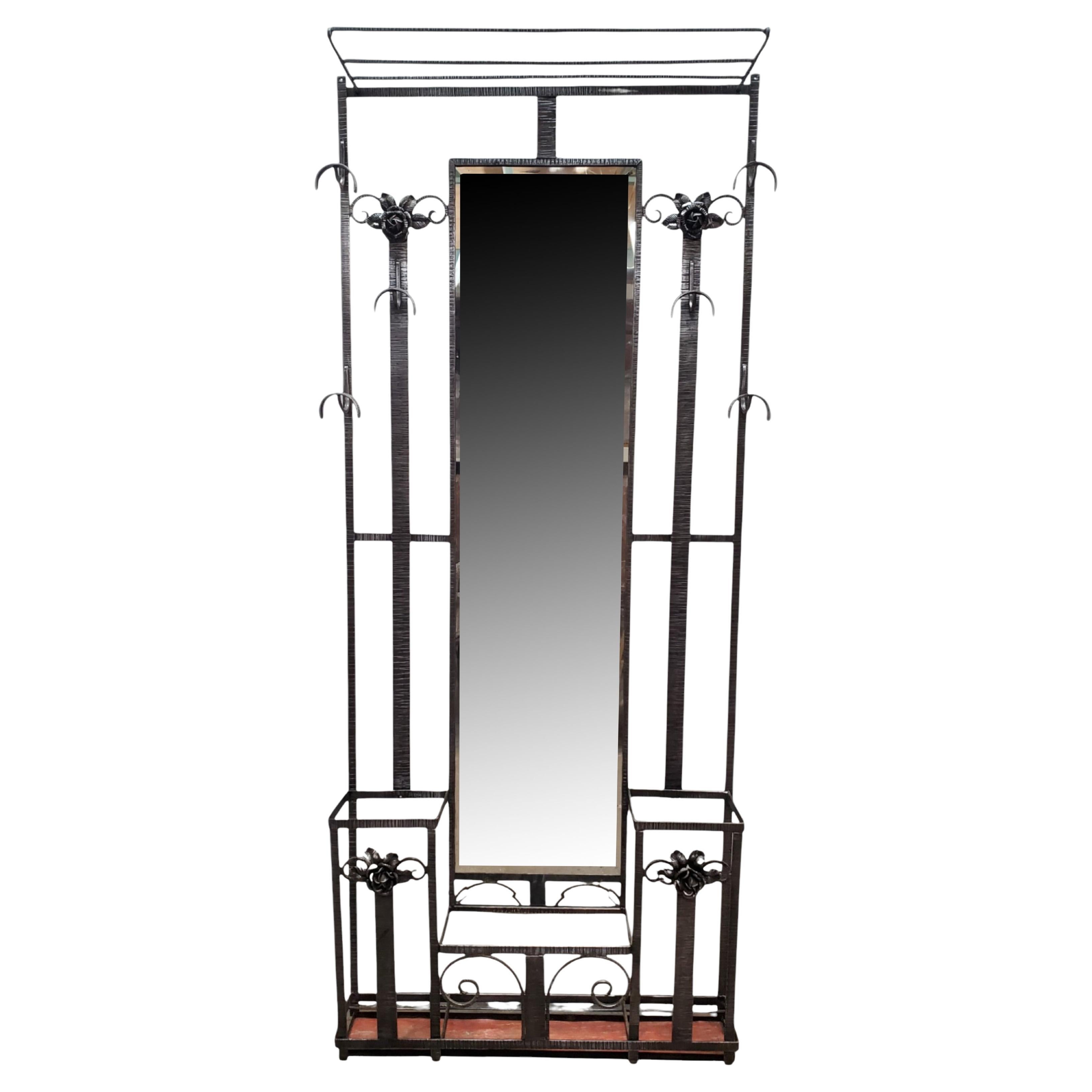 Original Art Deco français en fer Hammer, porte-manteau/arbre d'entrée avec miroir et rosace.