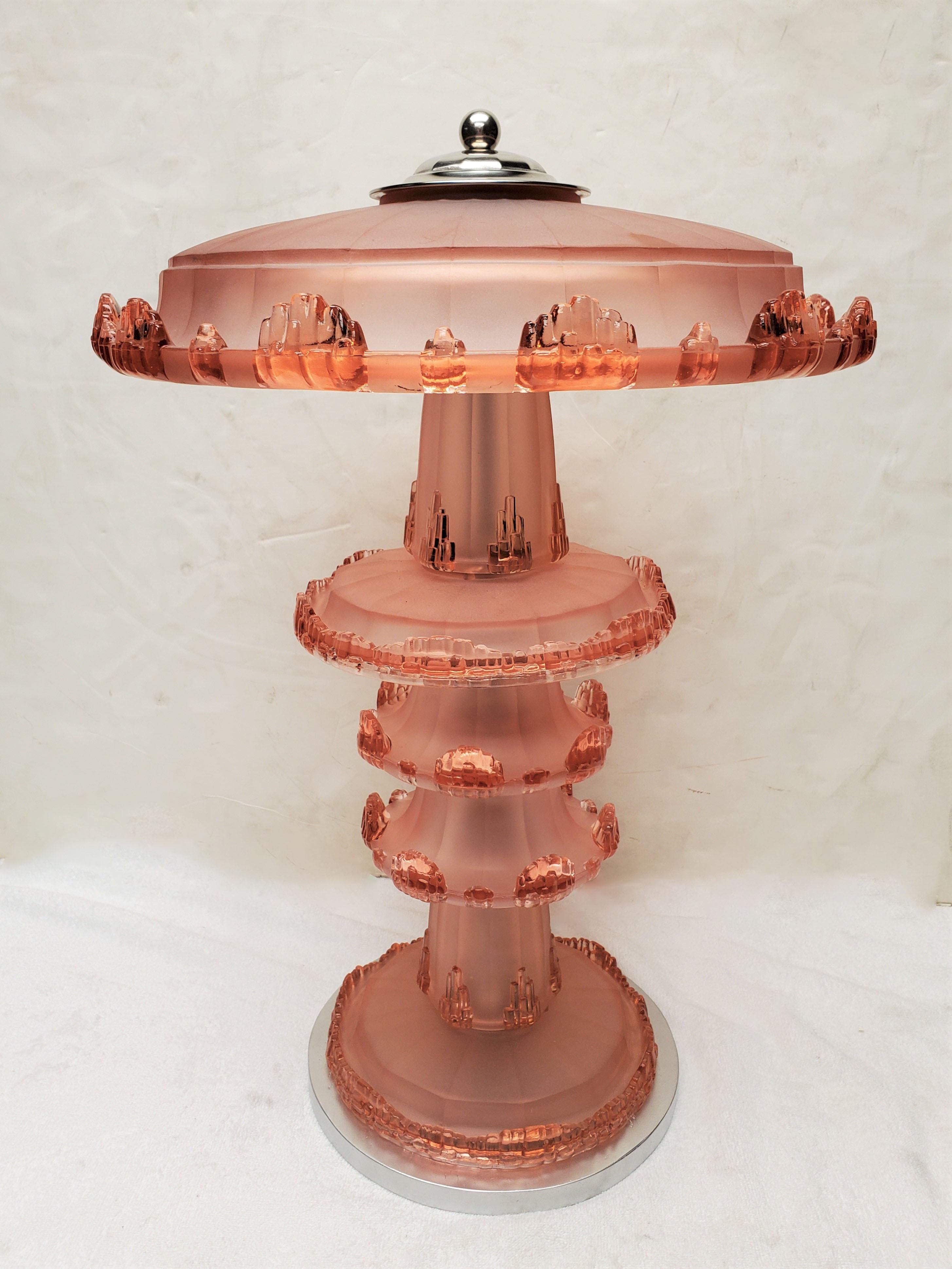 Français Lampe de bureau Art Déco française d'origine en verre rose/pêche par Jean Gauthier en vente