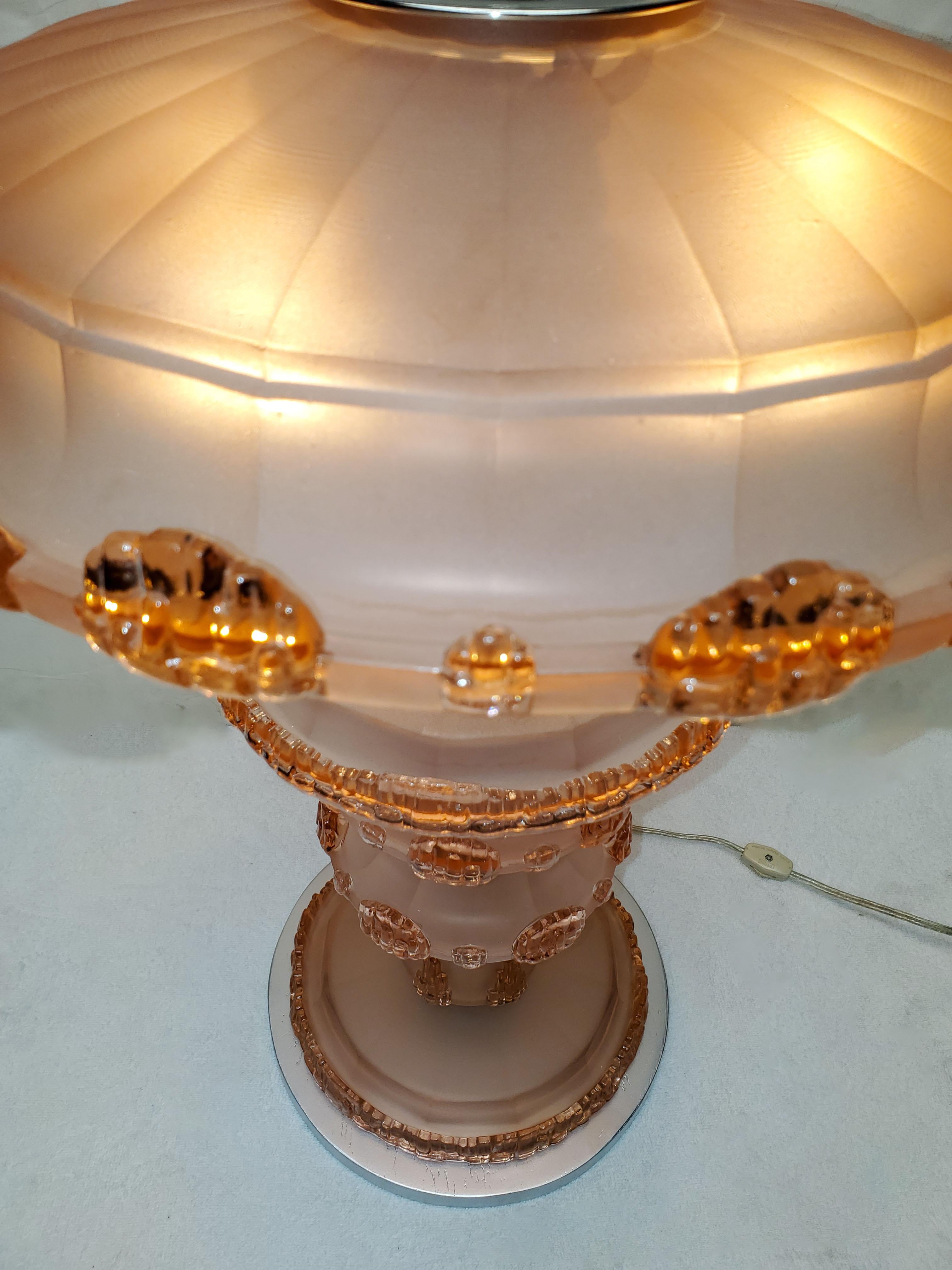 Französische Art-Déco-Tischlampe aus rosa/pfirsichfarbenem Kunstglas von Jean Gauthier (Glaskunst) im Angebot