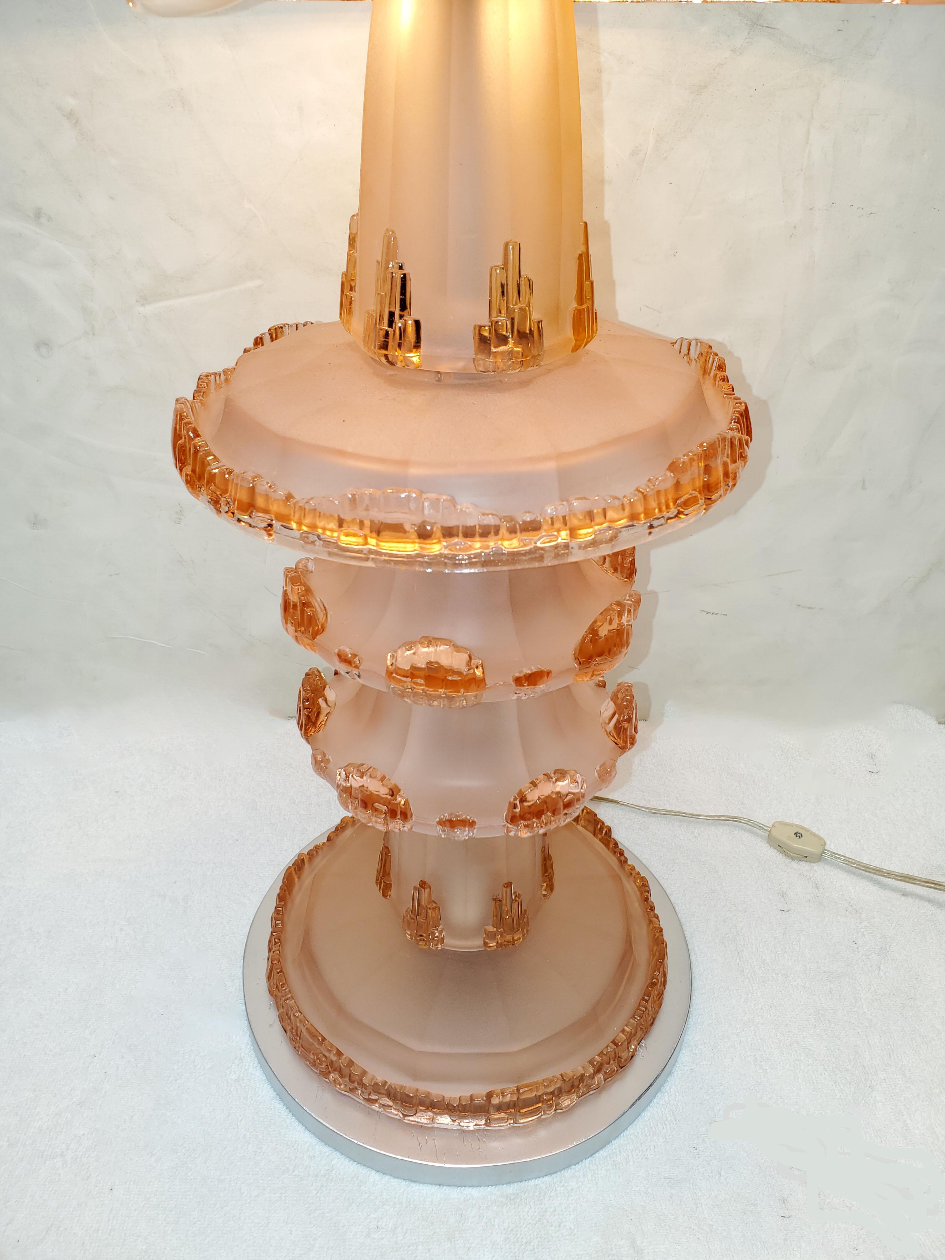 Verre d'art Lampe de bureau Art Déco française d'origine en verre rose/pêche par Jean Gauthier en vente
