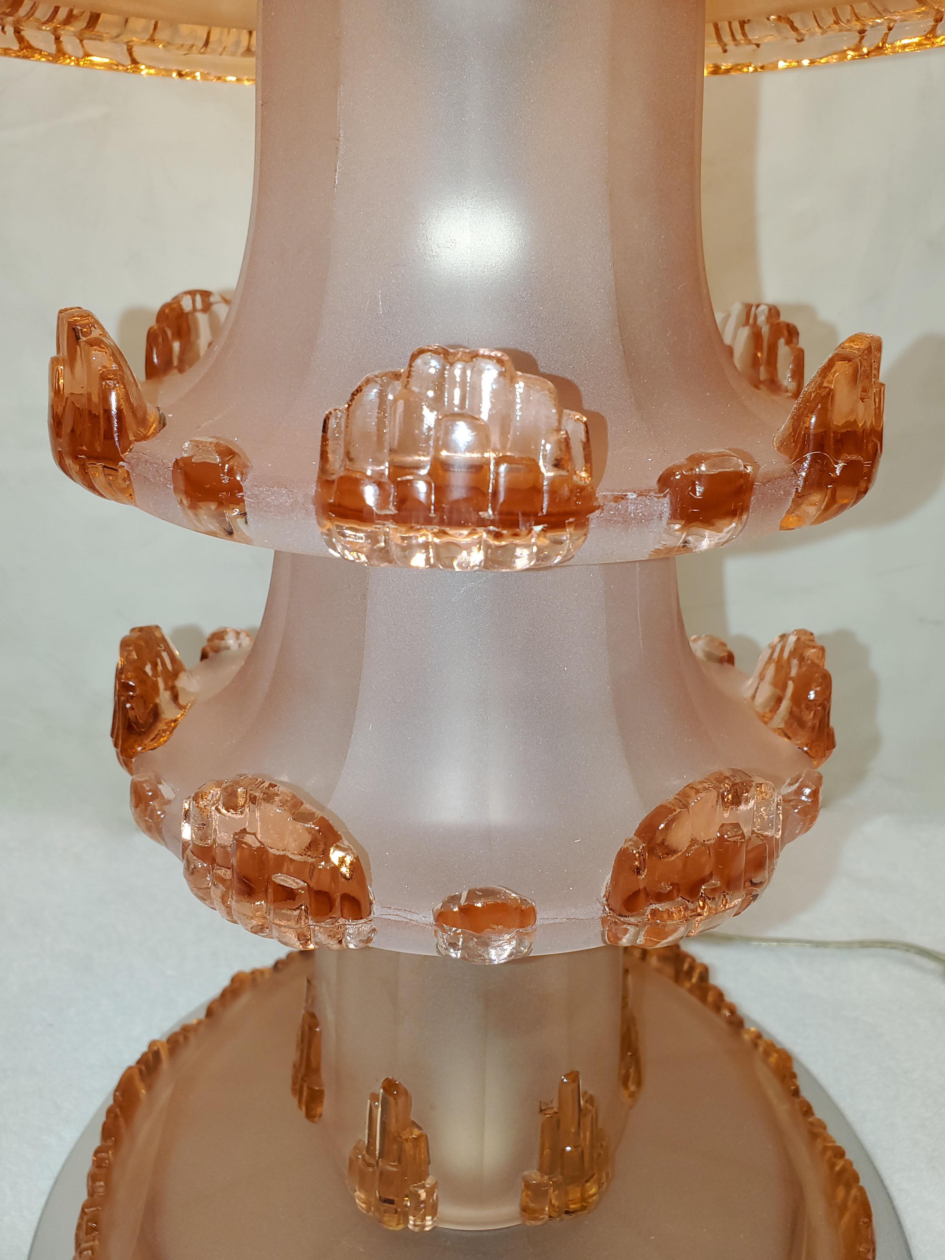 Französische Art-Déco-Tischlampe aus rosa/pfirsichfarbenem Kunstglas von Jean Gauthier im Angebot 3